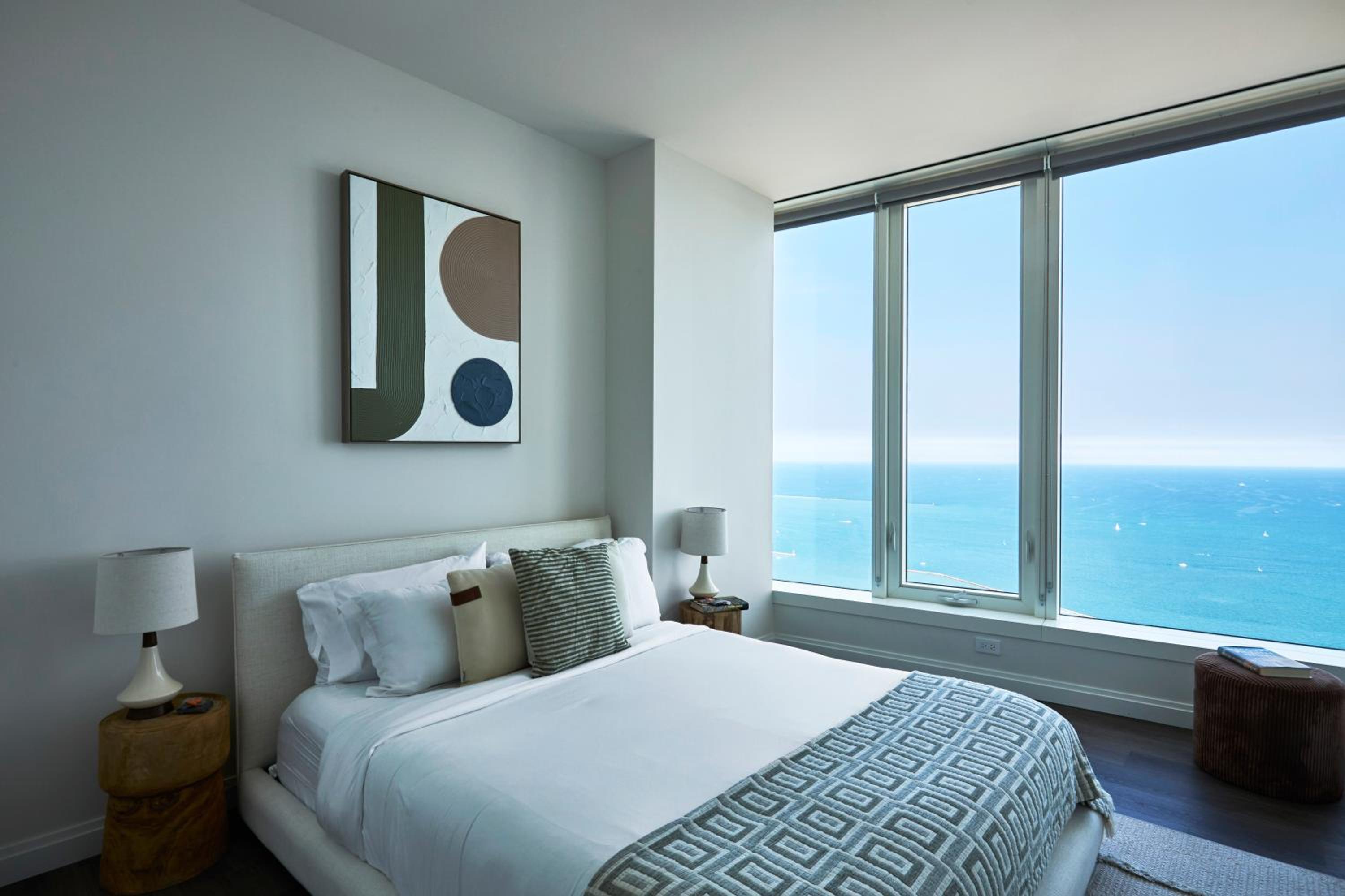Lux Apts with Lake Views and Top Amenities