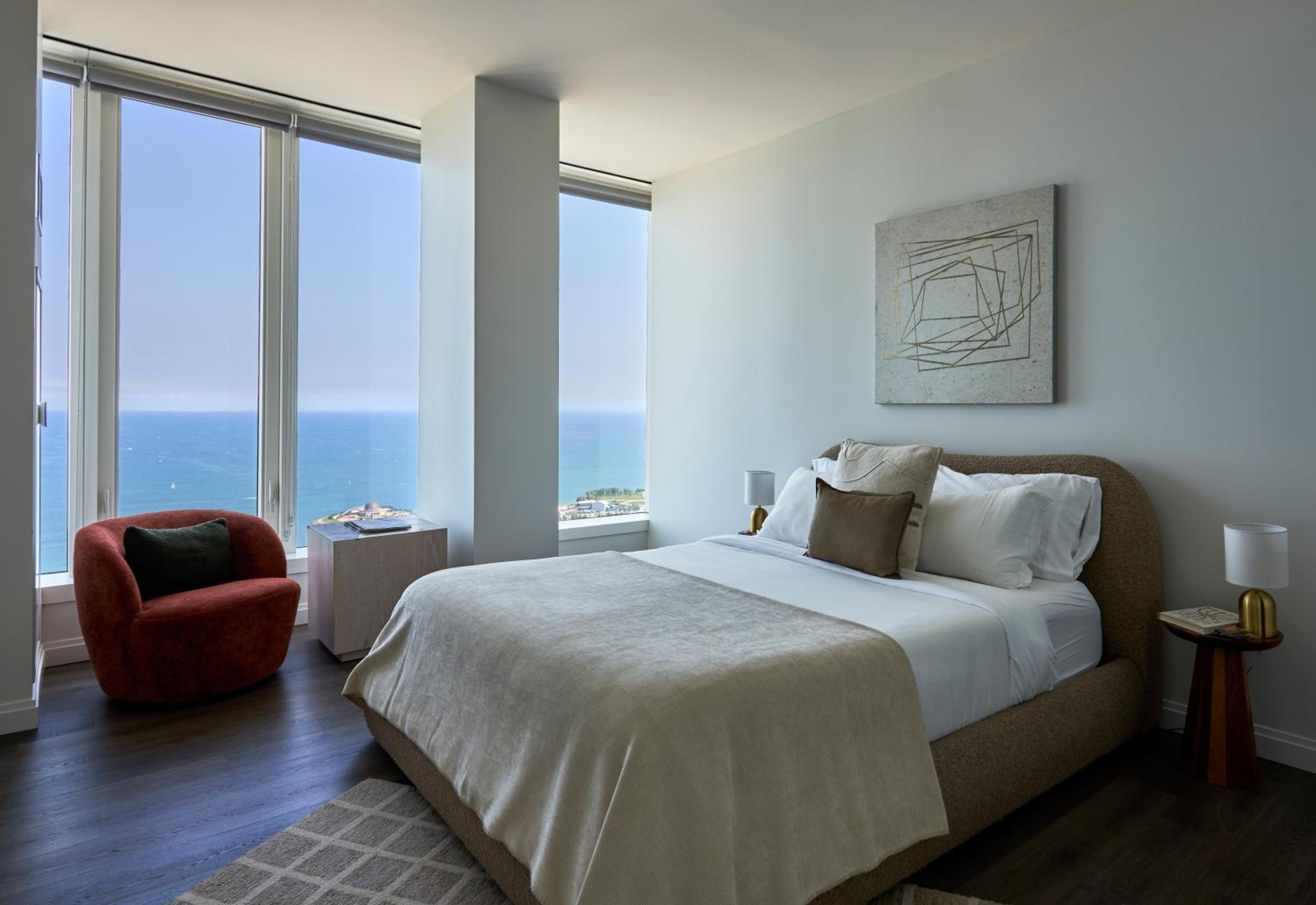 Lux Apts with Lake Views and Top Amenities