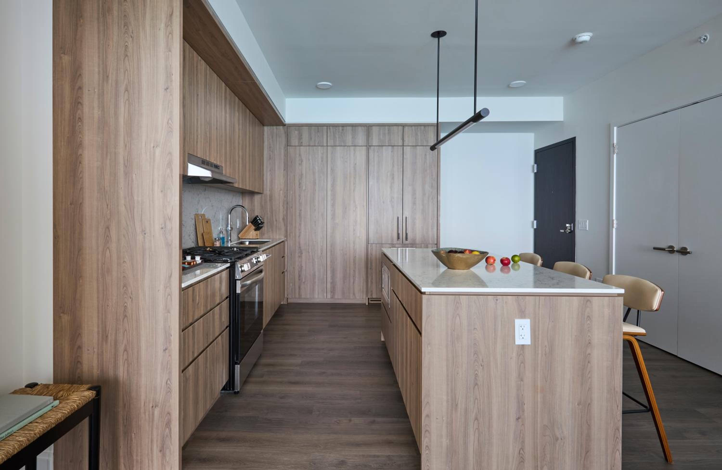 Lux Apts with Lake Views and Top Amenities