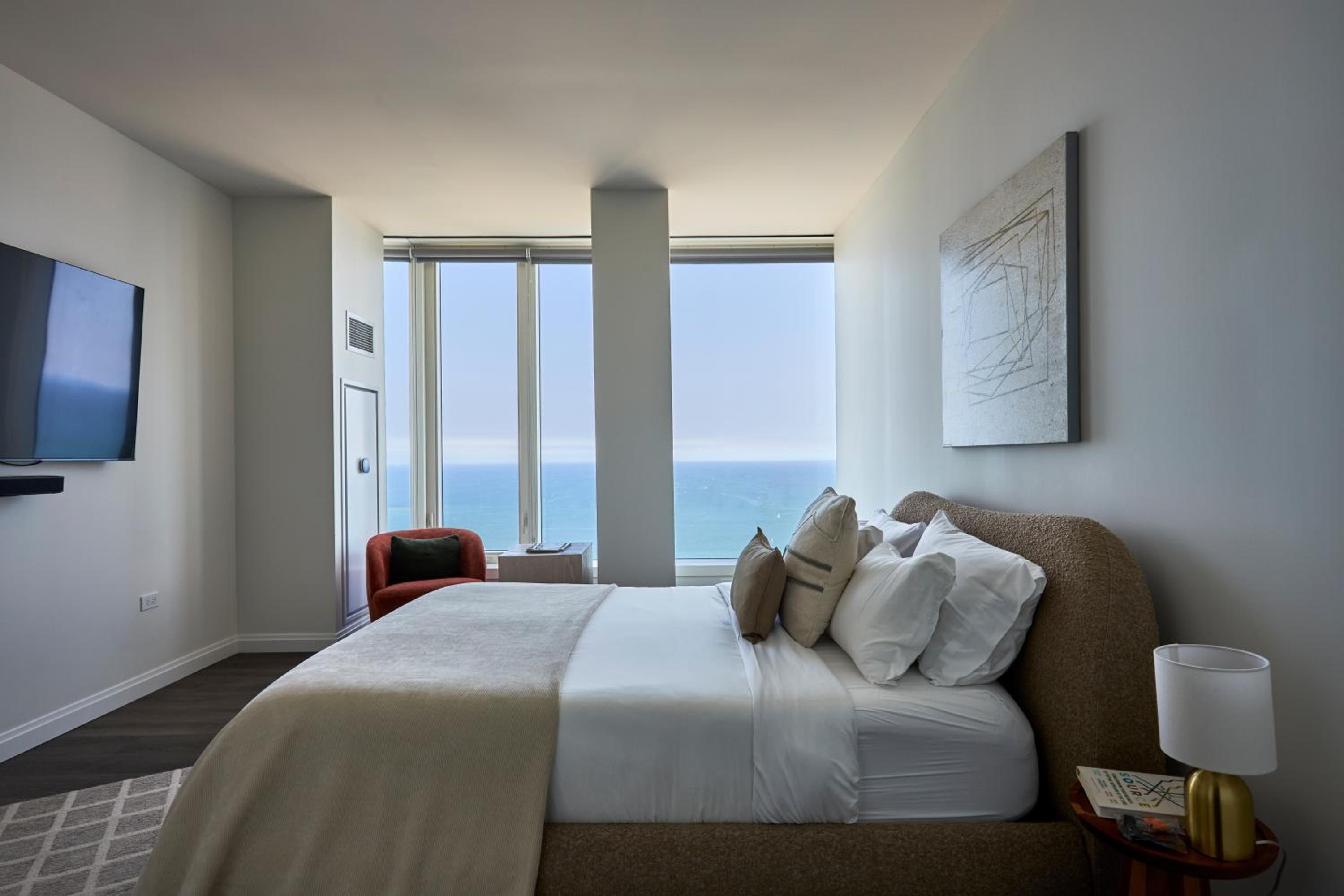 Lux Apts with Lake Views and Top Amenities
