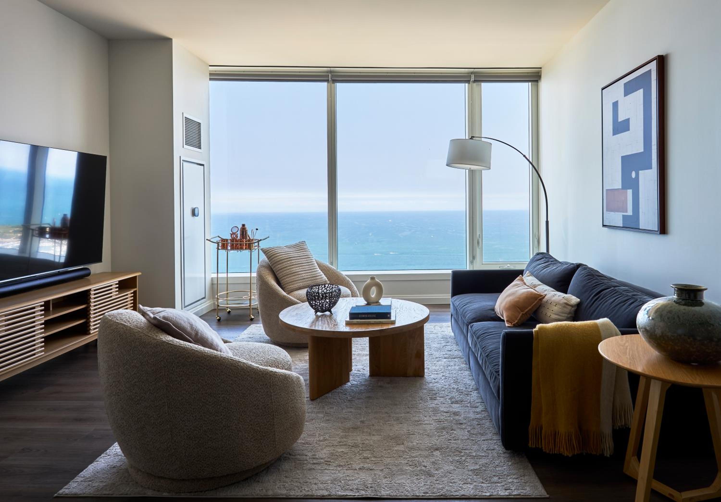 Lux Apts with Lake Views and Top Amenities