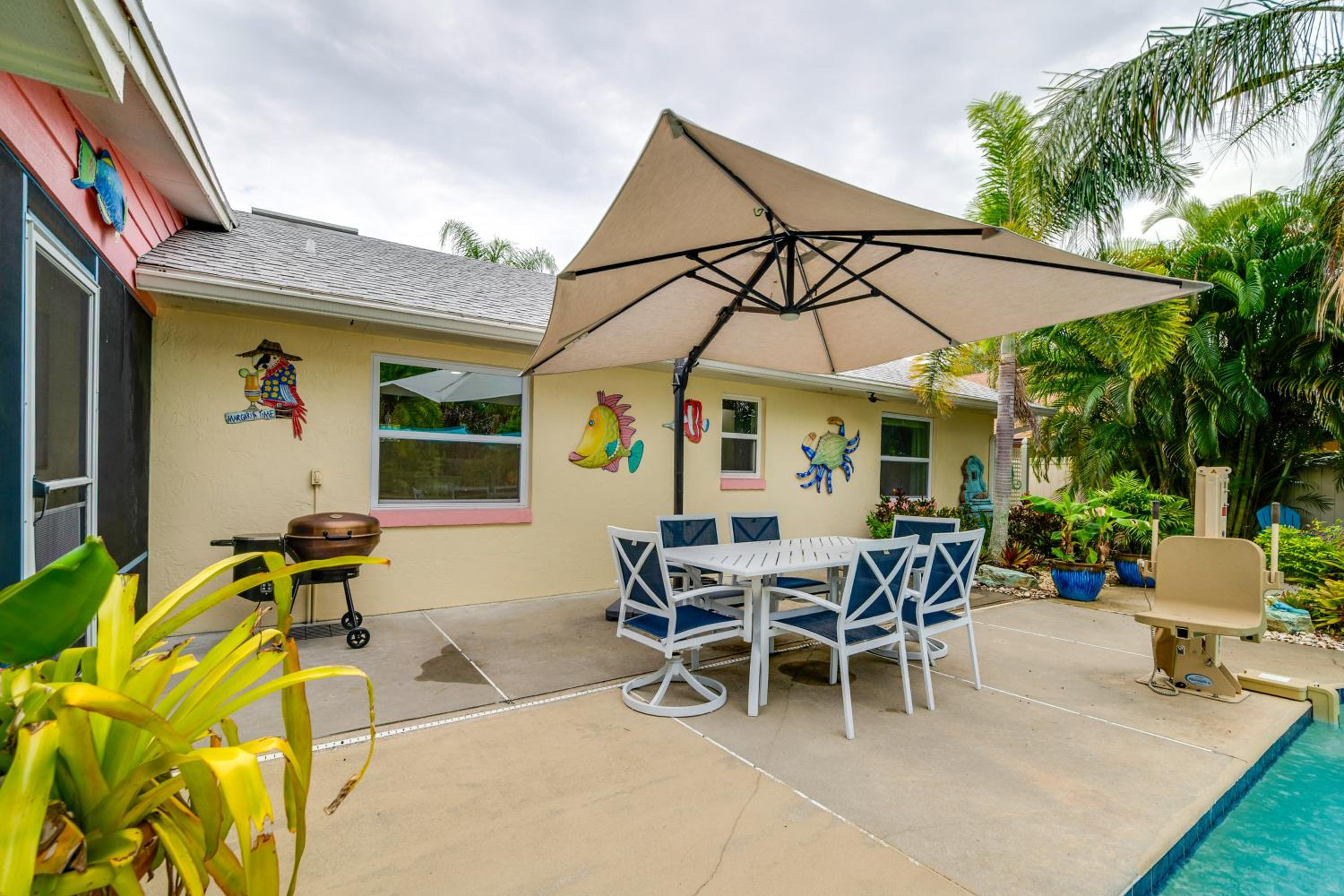 Outdoor Oasis with Bar and Lanai Tavares Escape