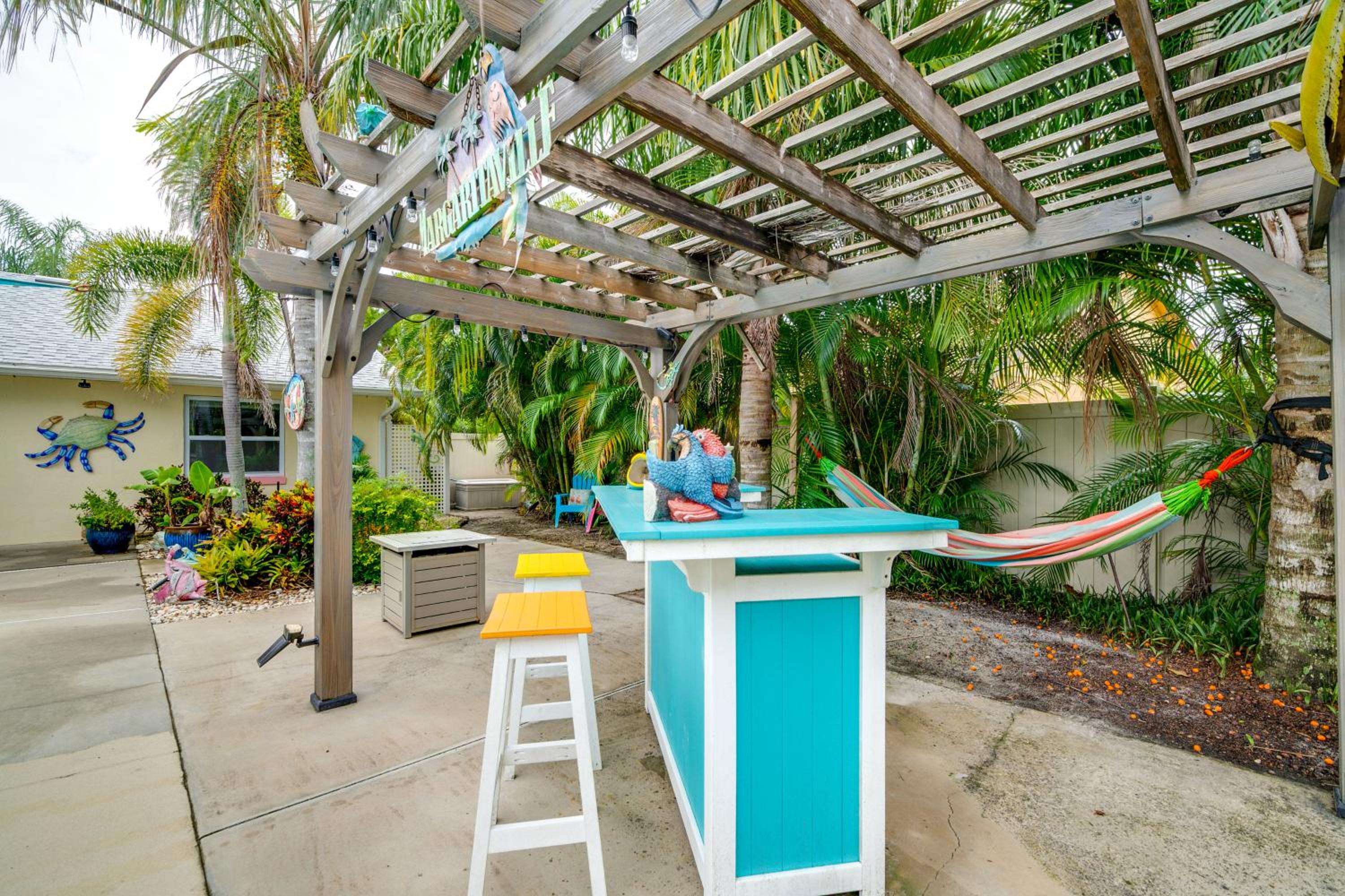 Outdoor Oasis with Bar and Lanai Tavares Escape