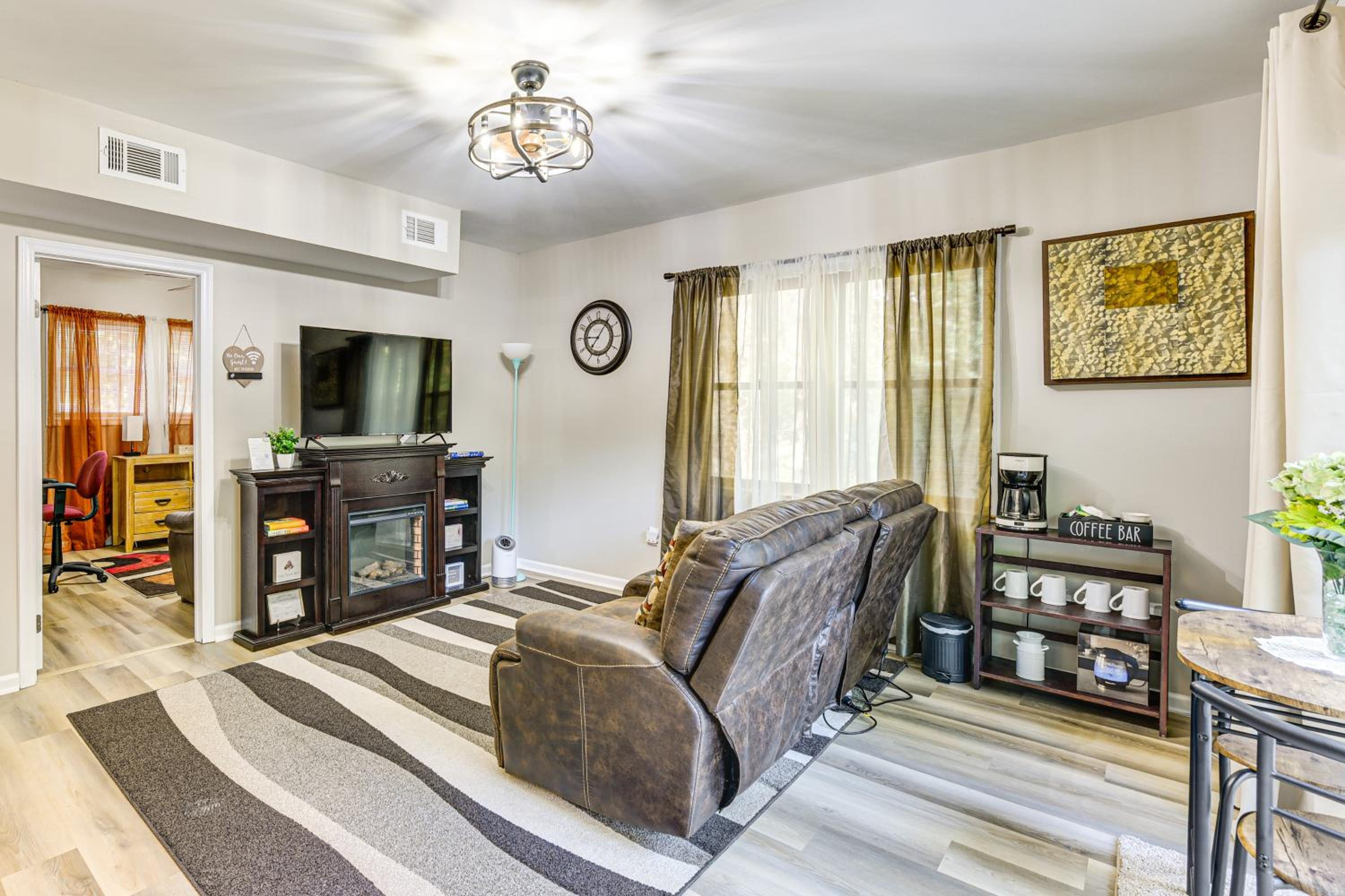 2 Mi to Dtwn Monroe near Wingate Cozy Apt with Patio