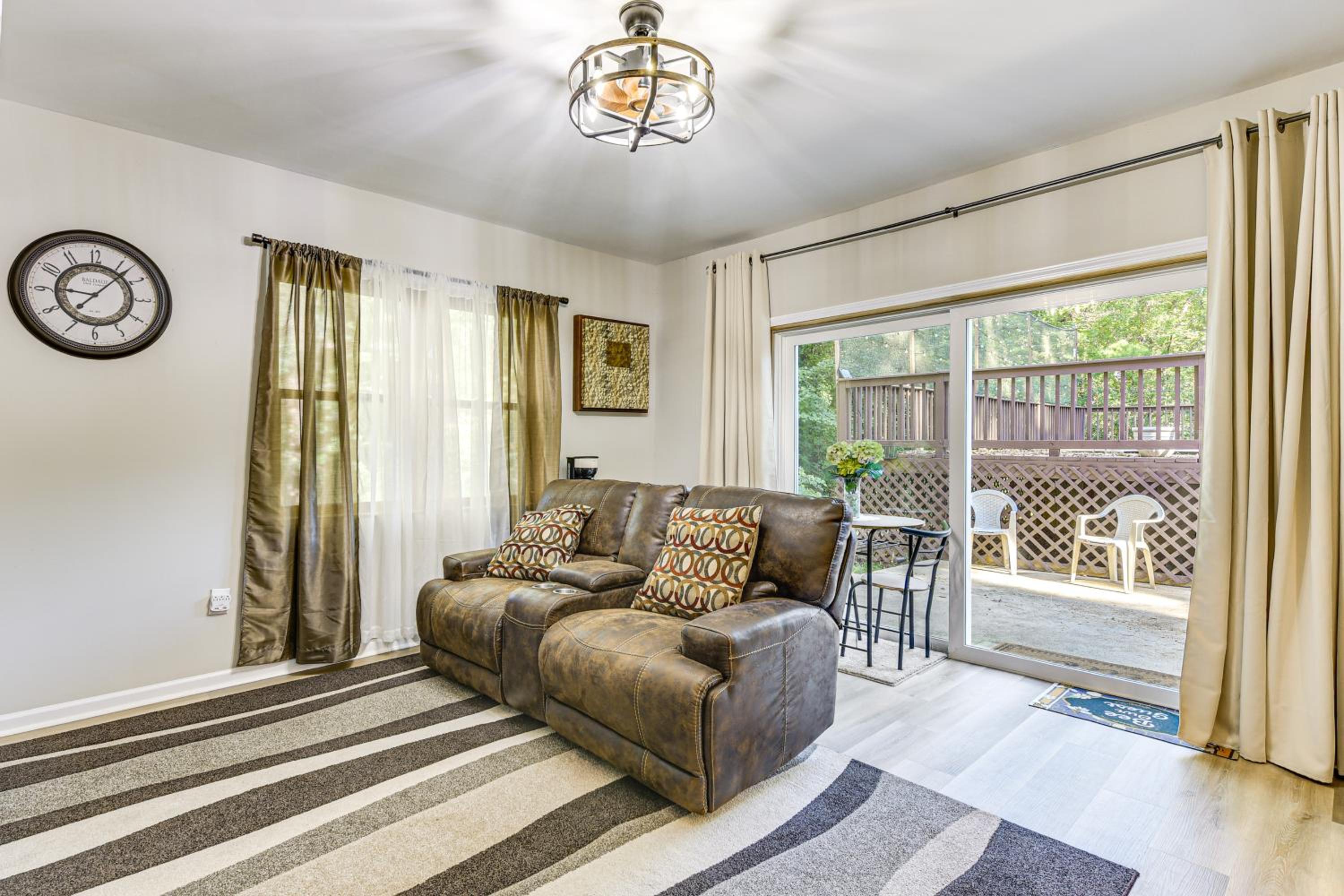 2 Mi to Dtwn Monroe near Wingate Cozy Apt with Patio