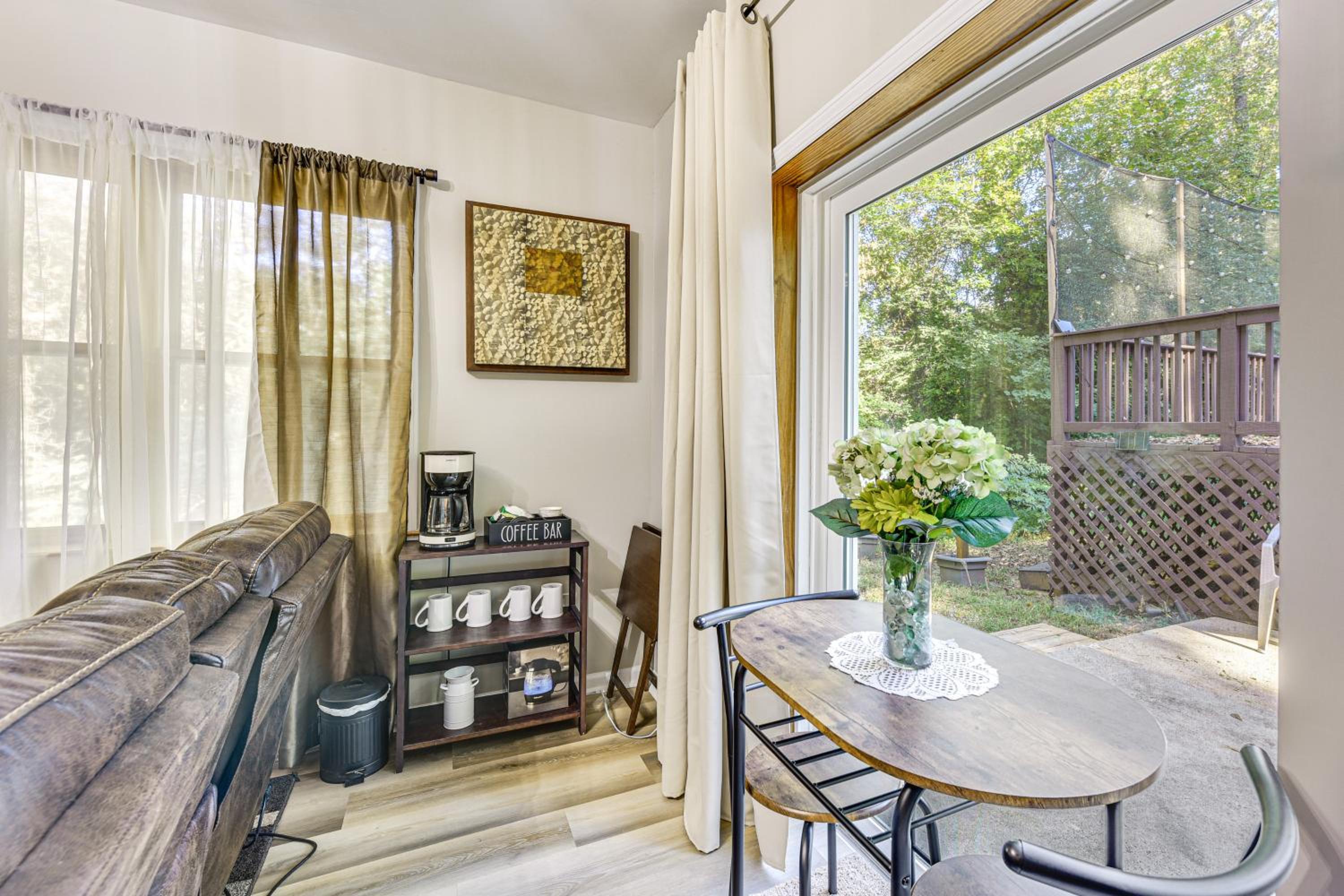 2 Mi to Dtwn Monroe near Wingate Cozy Apt with Patio