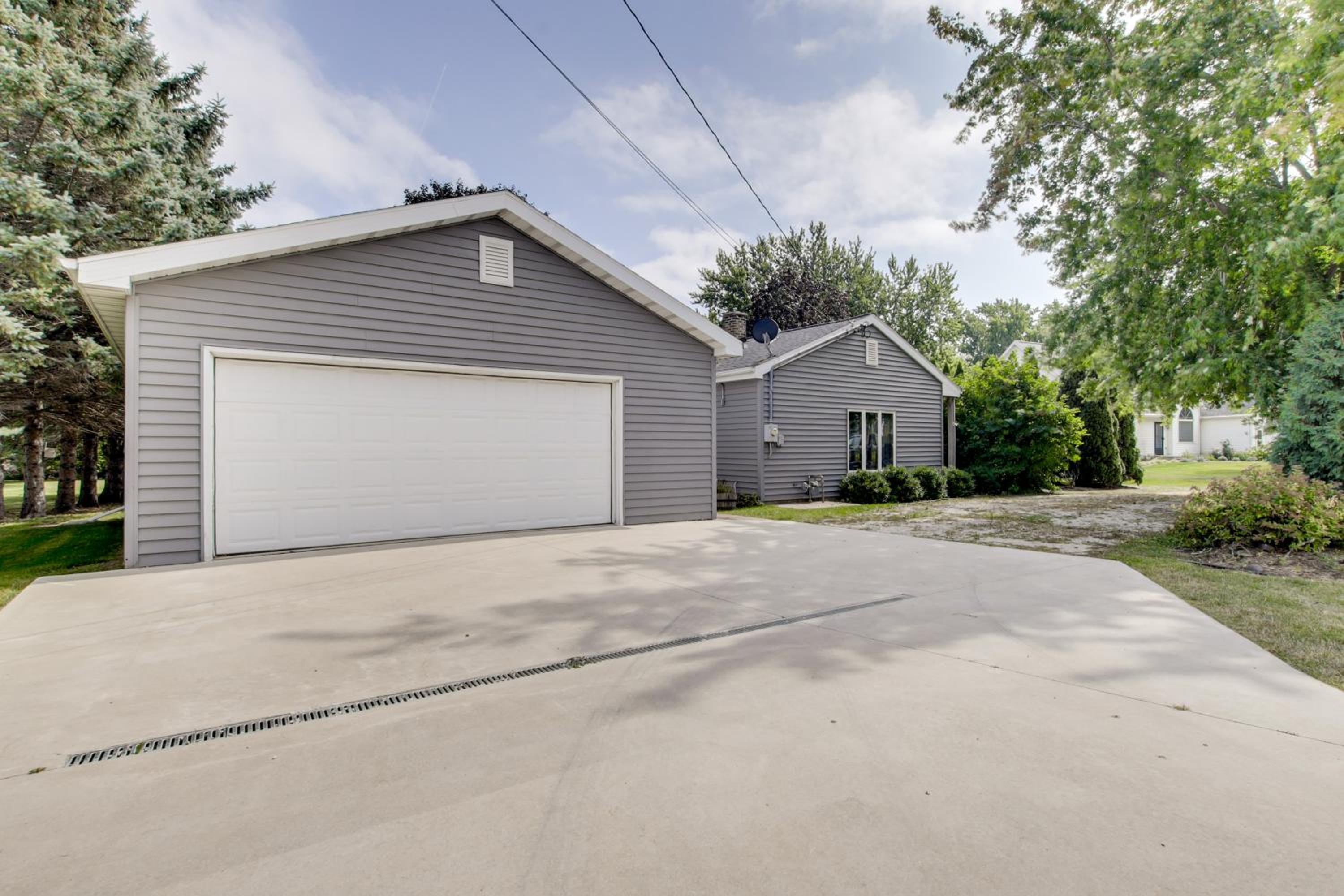 Lakefront Home Between Oshkosh and Fond Du Lac
