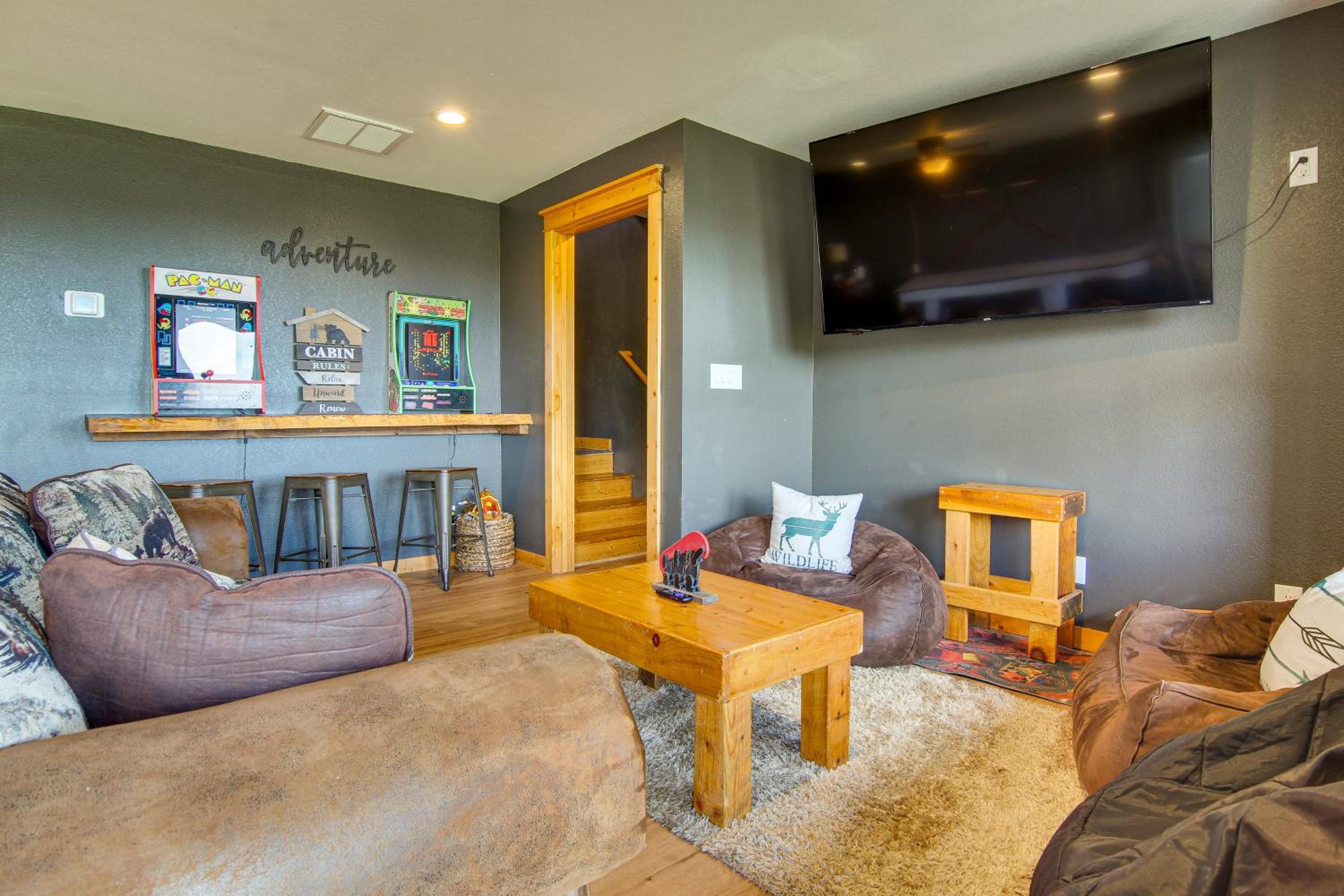 Ski and Hike Mars Hill Mountaintop Cabin with Views