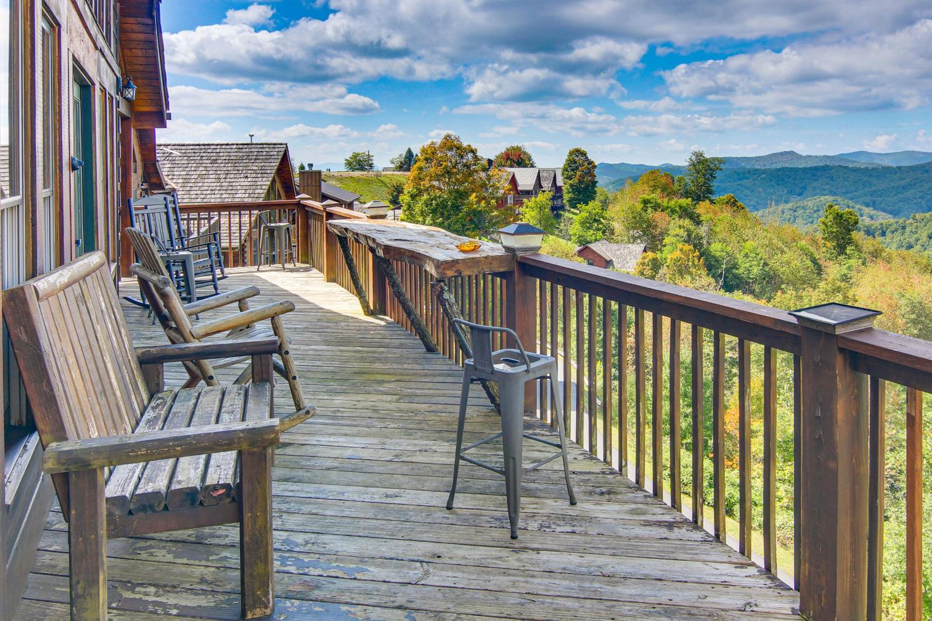 Ski and Hike Mars Hill Mountaintop Cabin with Views