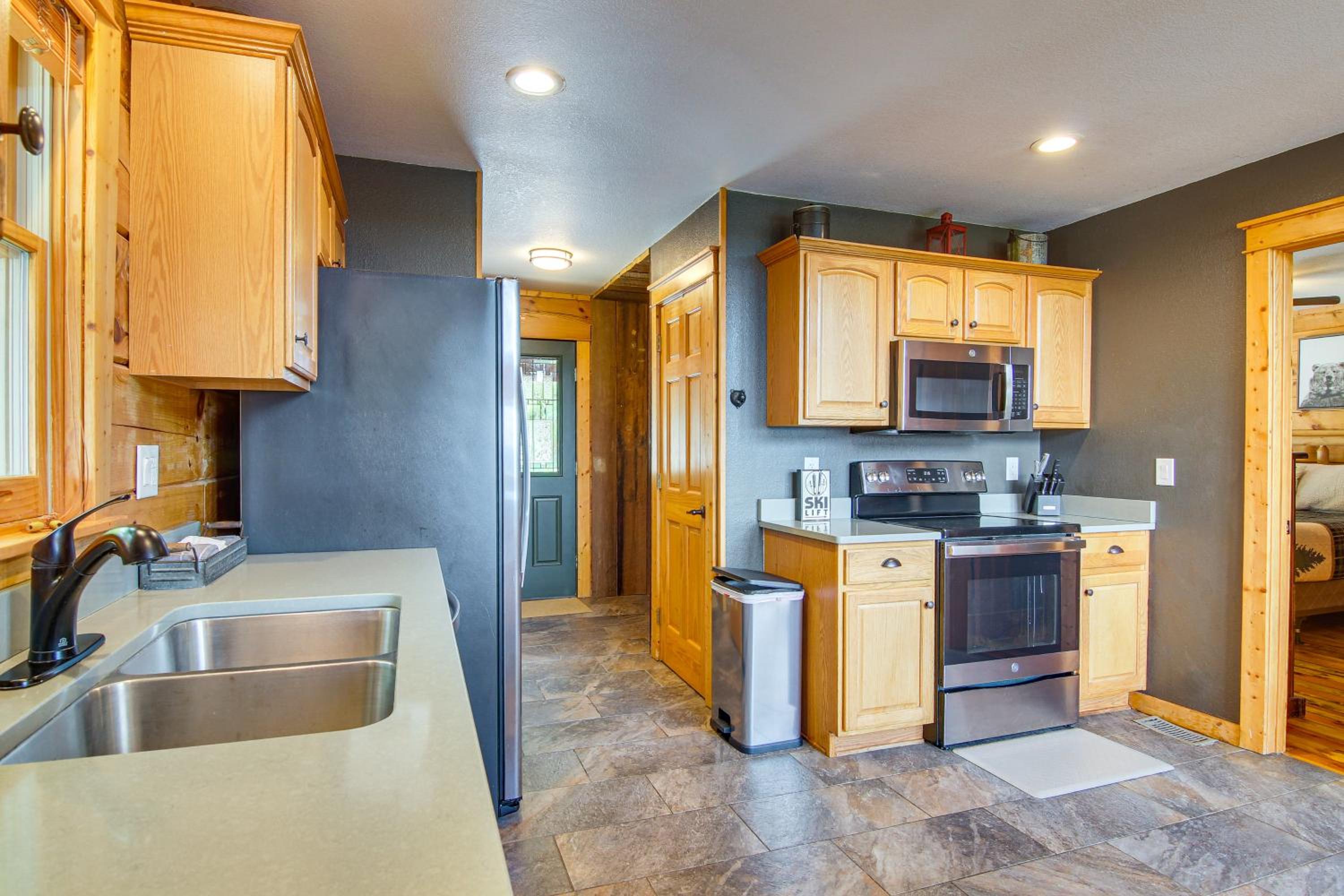 Ski and Hike Mars Hill Mountaintop Cabin with Views
