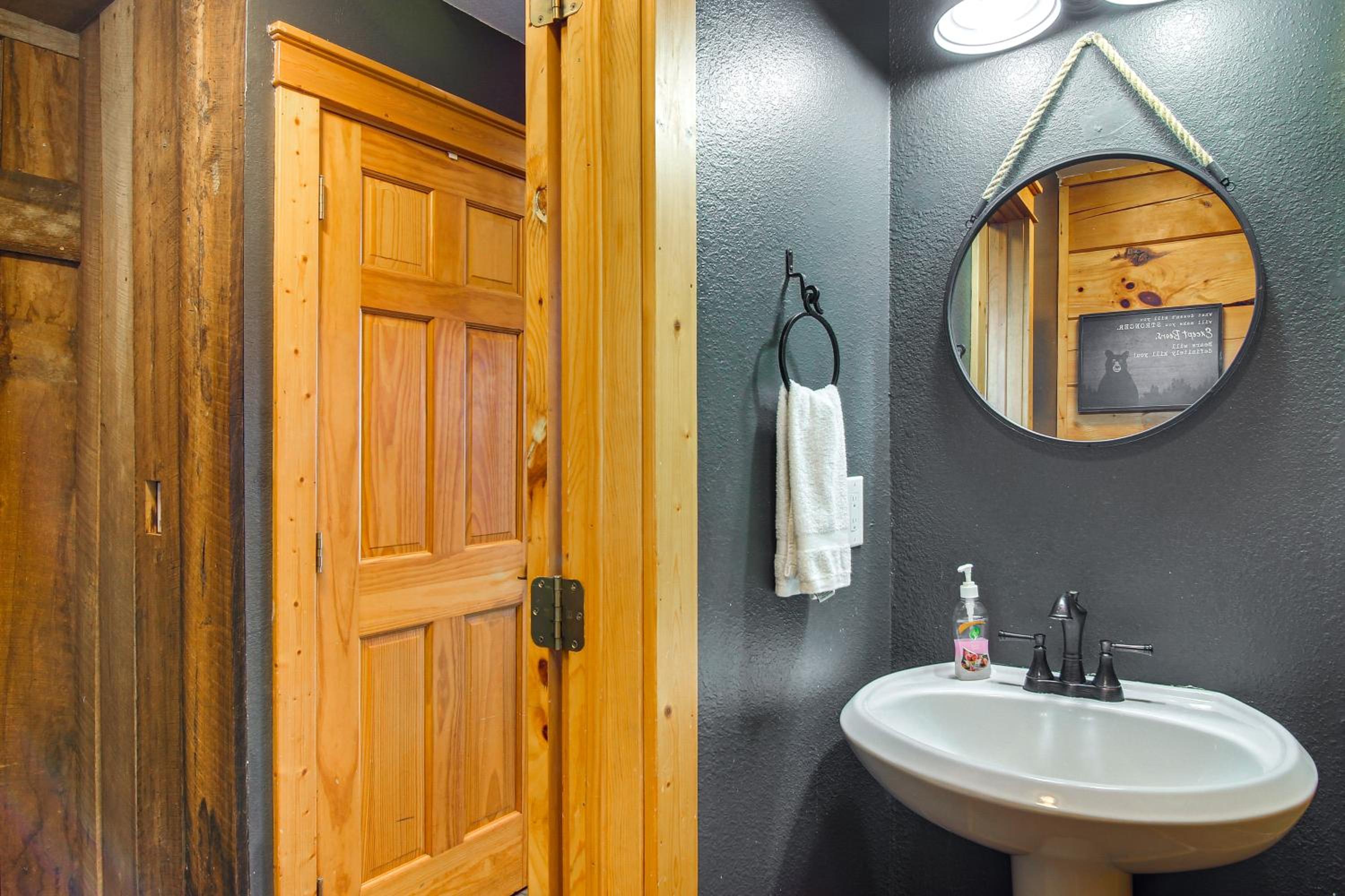 Ski and Hike Mars Hill Mountaintop Cabin with Views