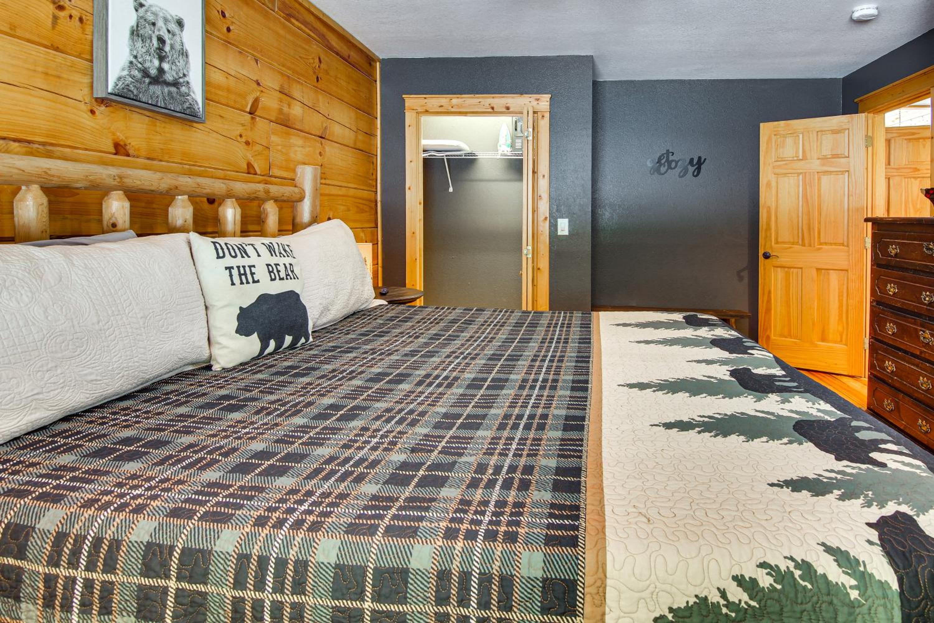 Ski and Hike Mars Hill Mountaintop Cabin with Views