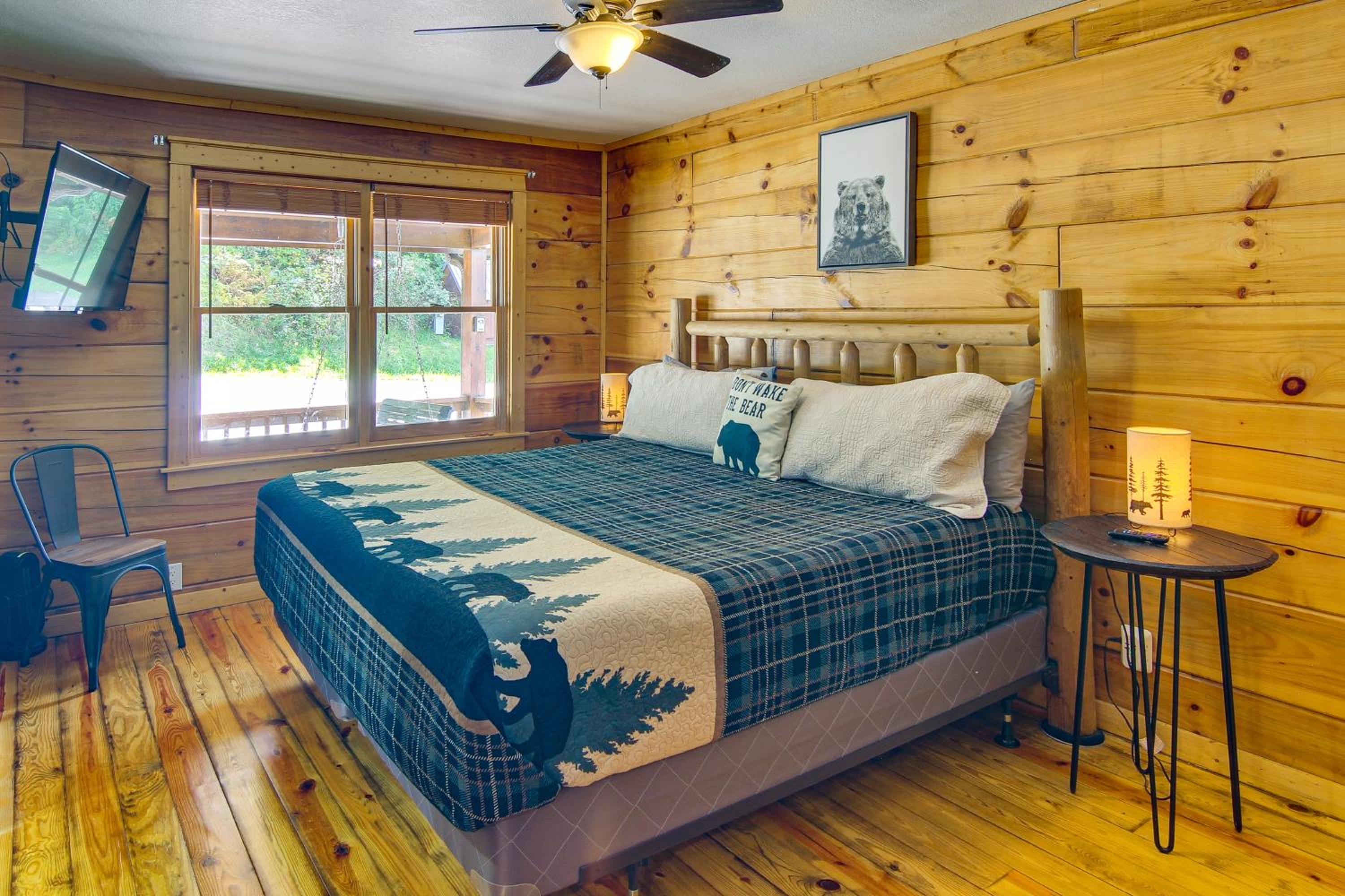 Ski and Hike Mars Hill Mountaintop Cabin with Views