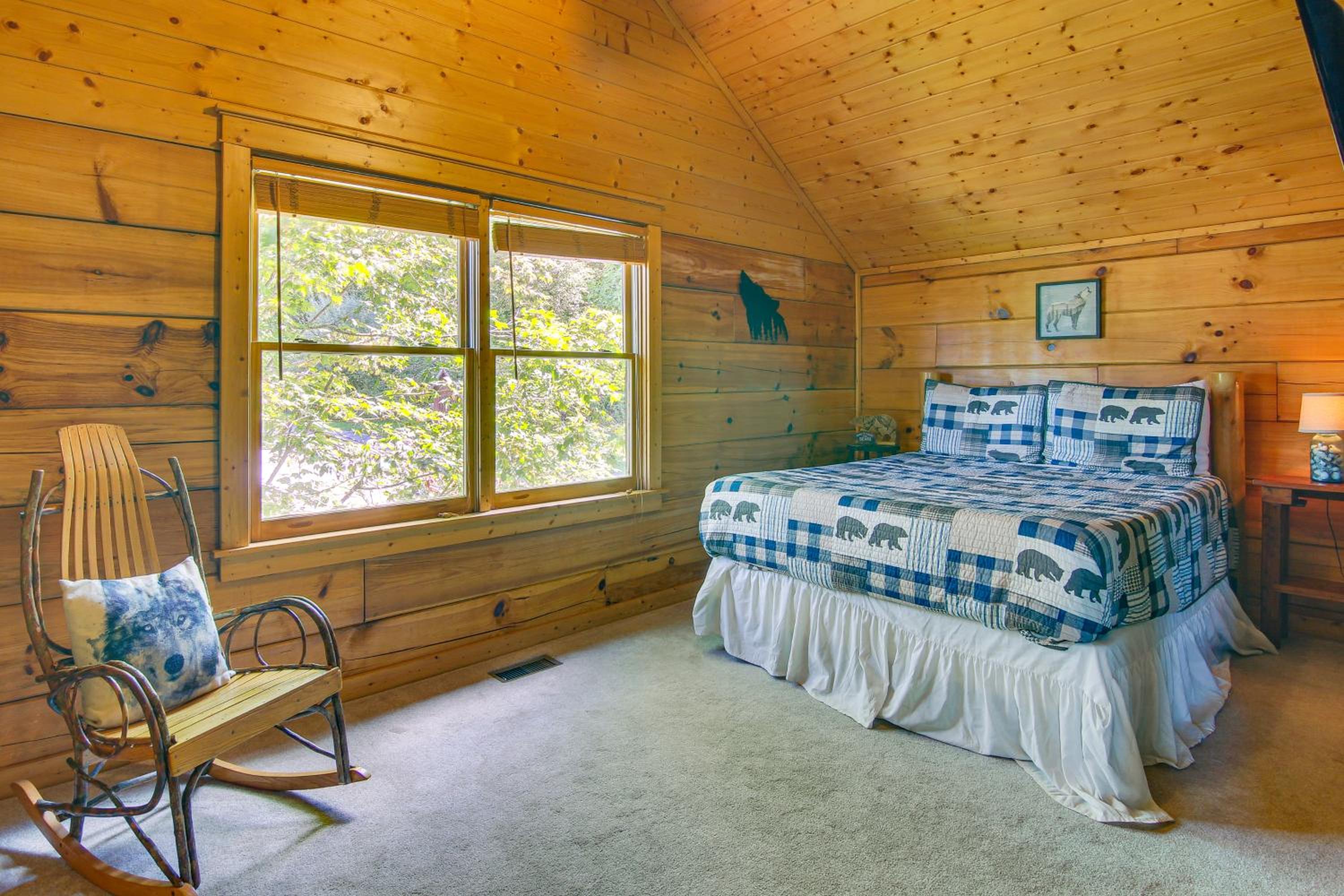 Ski and Hike Mars Hill Mountaintop Cabin with Views