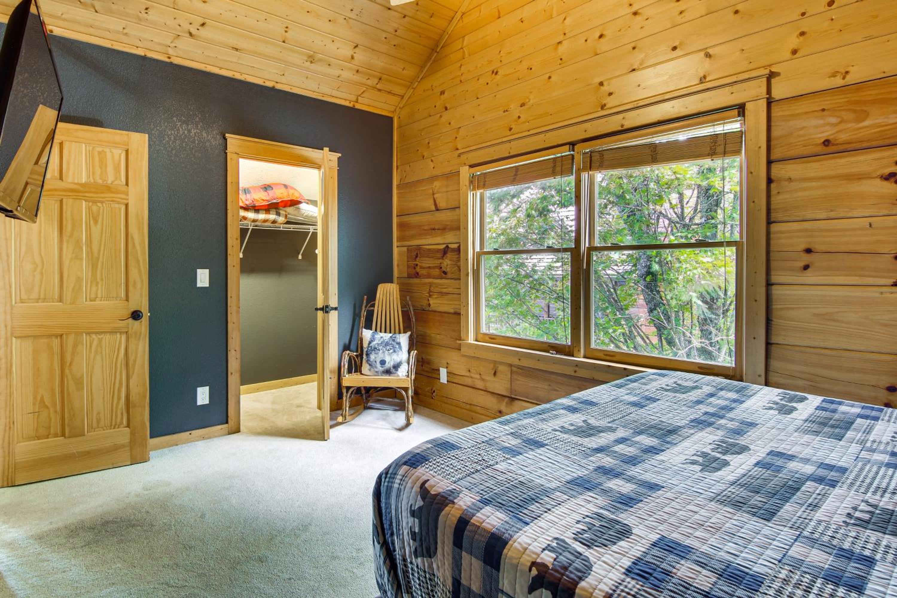 Ski and Hike Mars Hill Mountaintop Cabin with Views