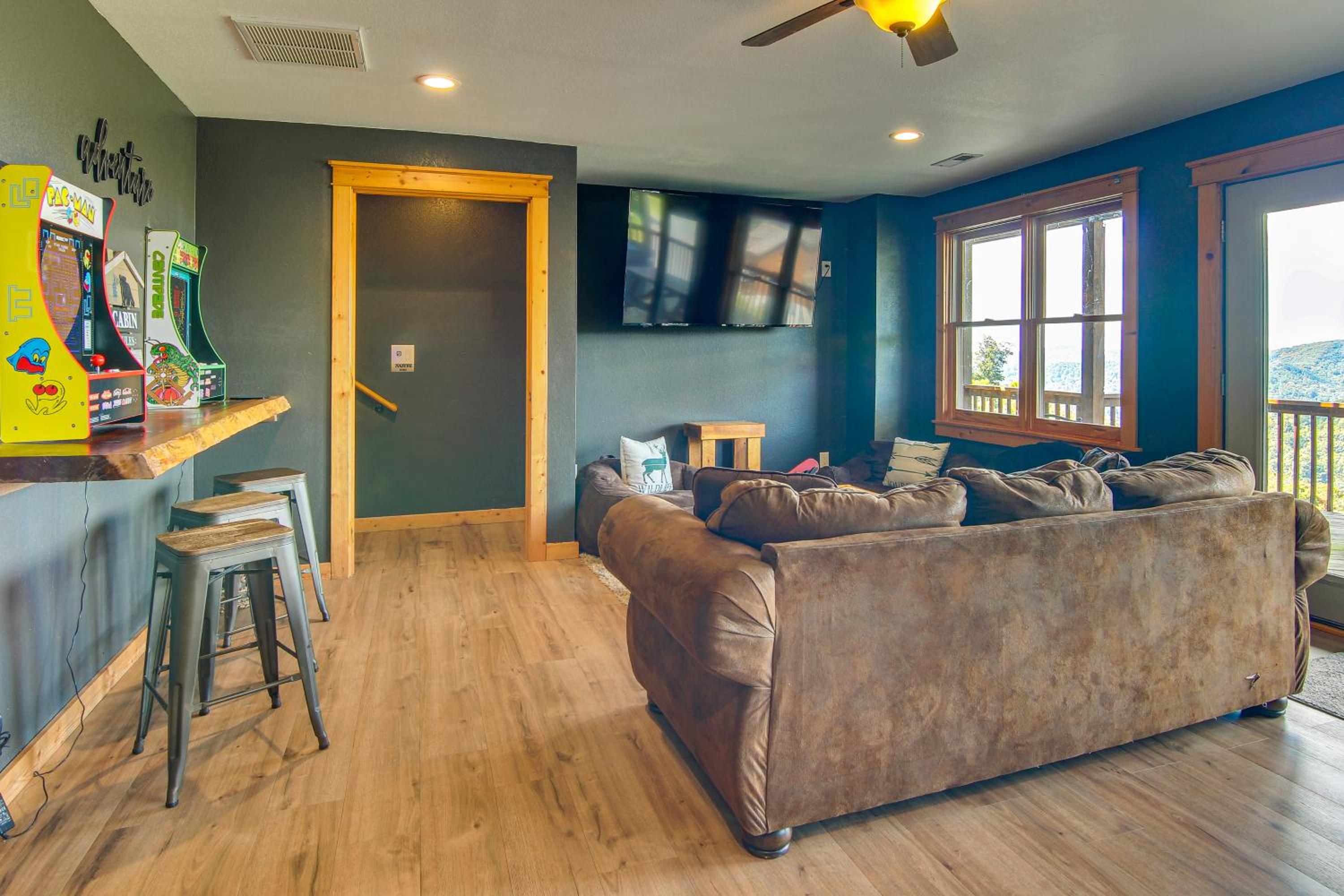 Ski and Hike Mars Hill Mountaintop Cabin with Views