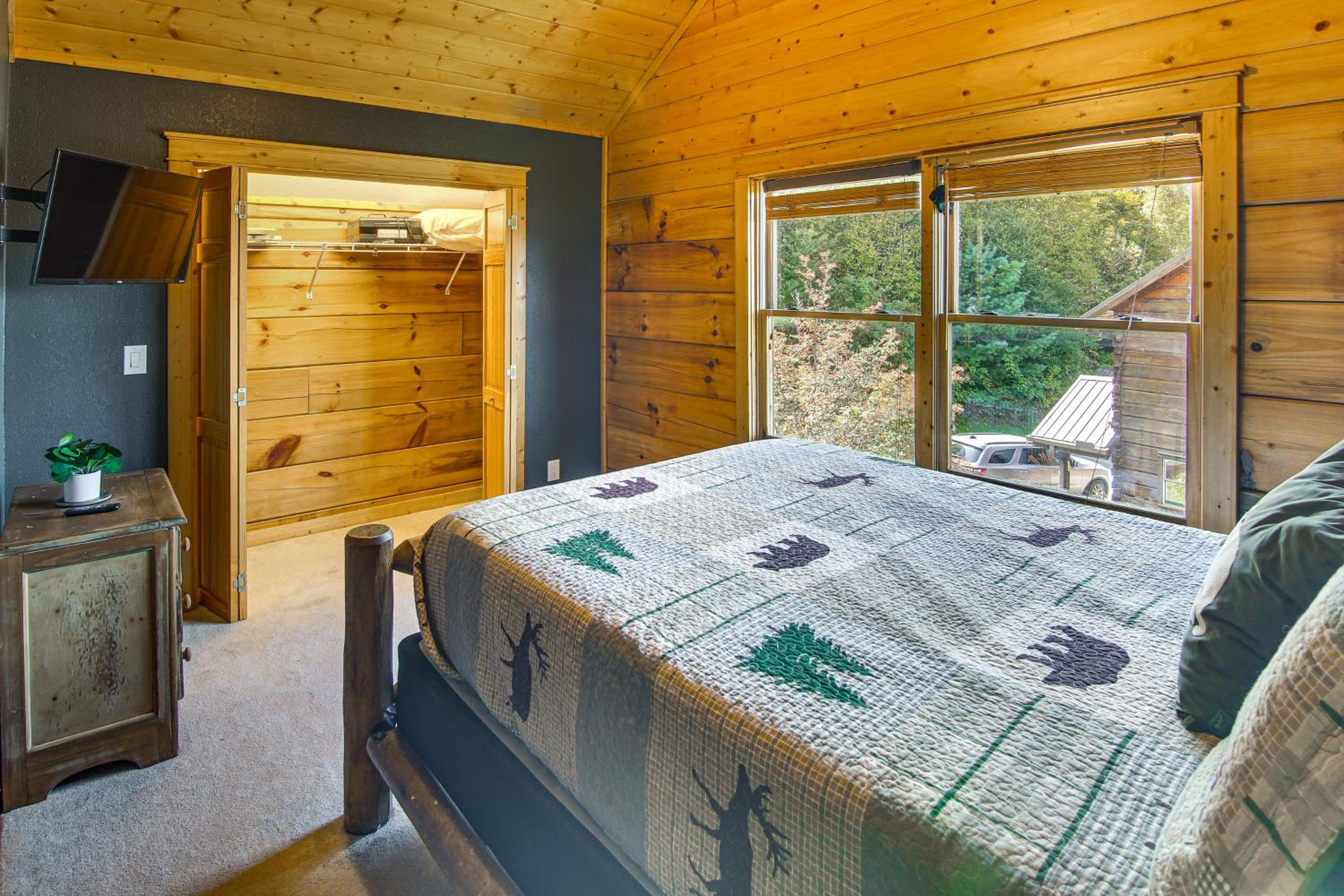 Ski and Hike Mars Hill Mountaintop Cabin with Views