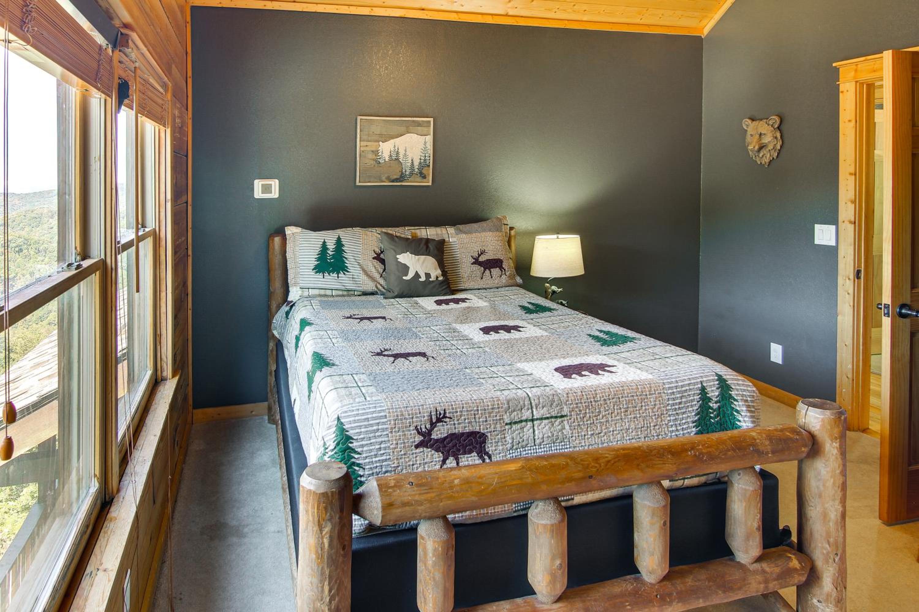 Ski and Hike Mars Hill Mountaintop Cabin with Views