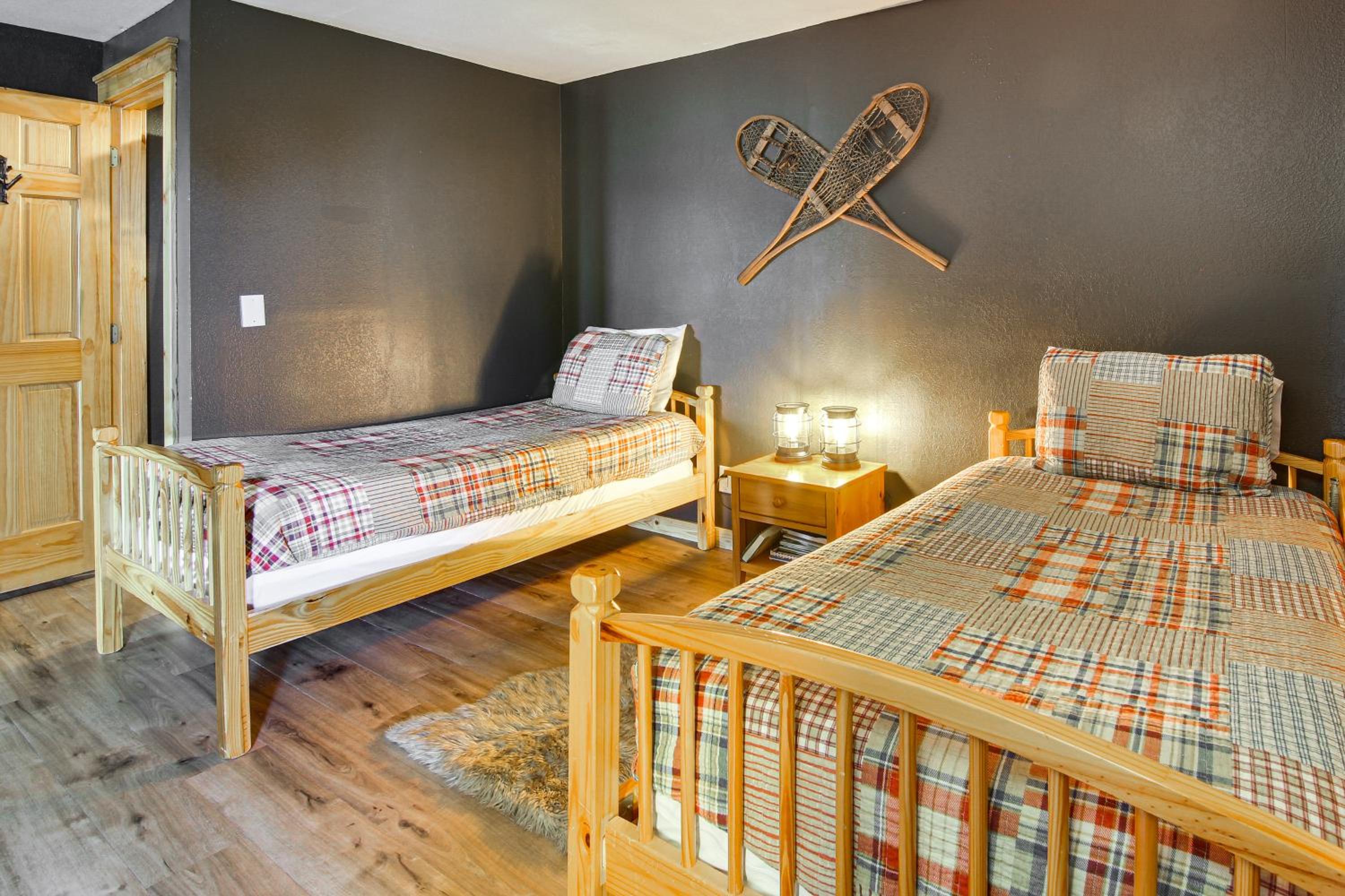 Ski and Hike Mars Hill Mountaintop Cabin with Views