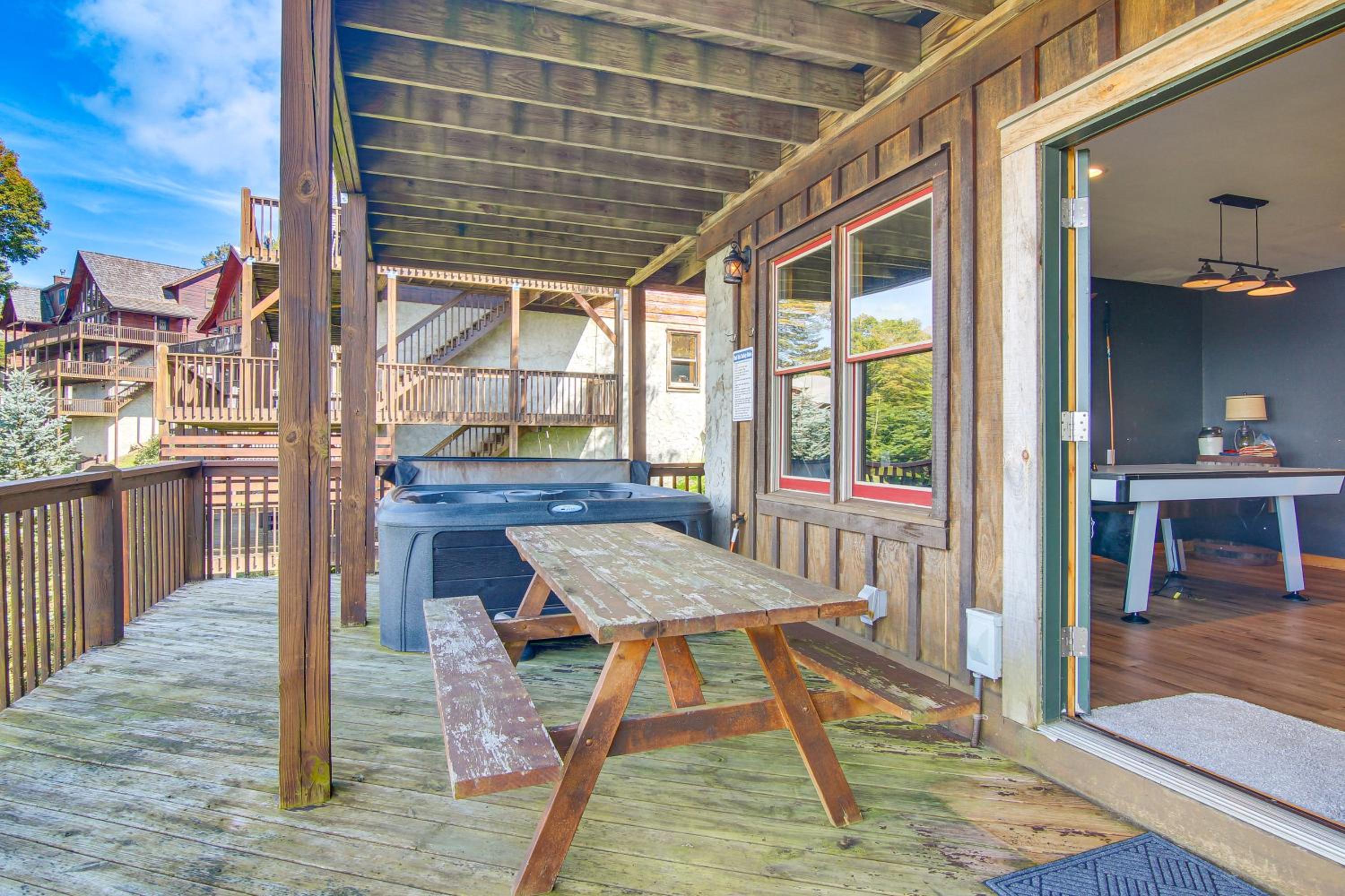 Ski and Hike Mars Hill Mountaintop Cabin with Views