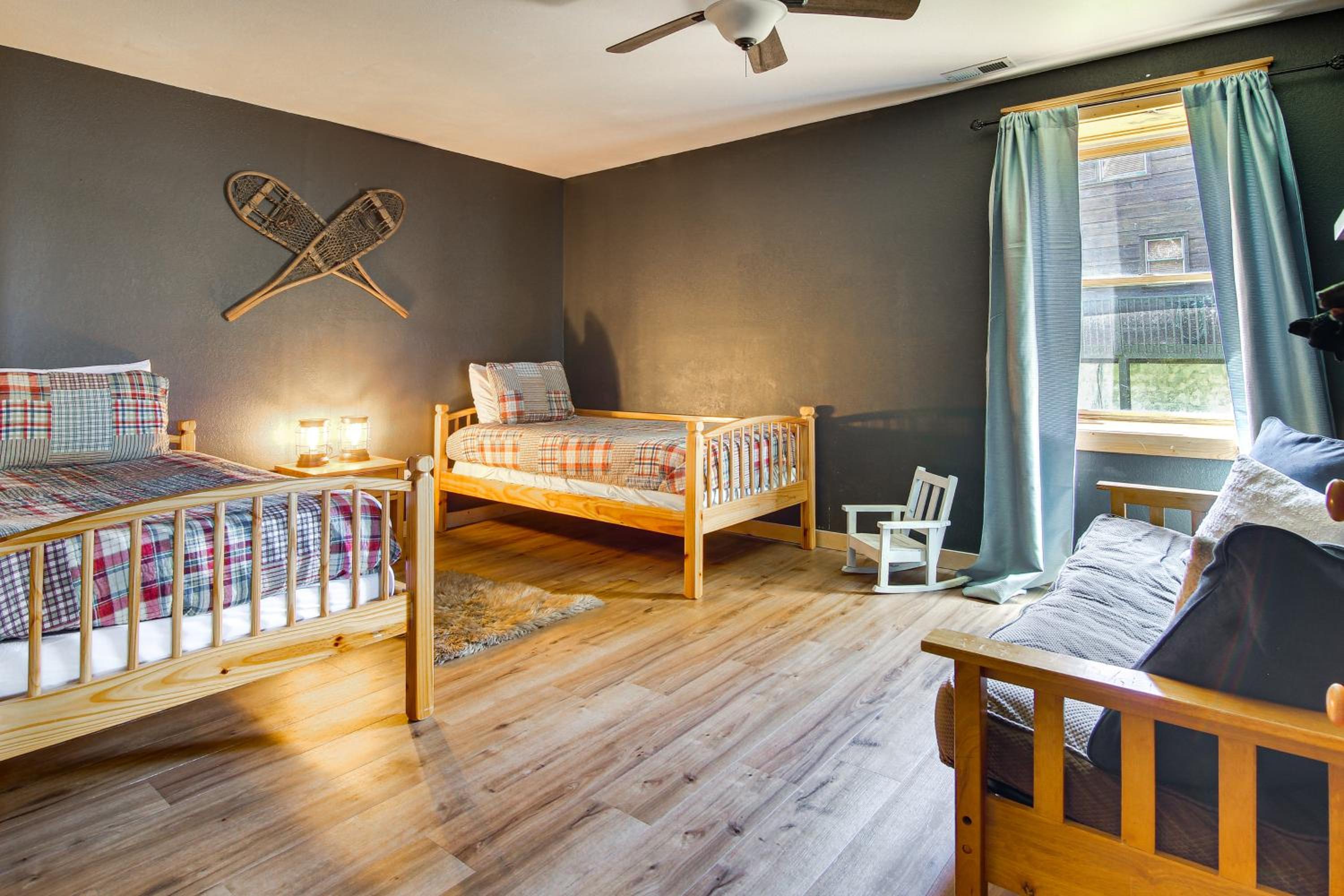 Ski and Hike Mars Hill Mountaintop Cabin with Views