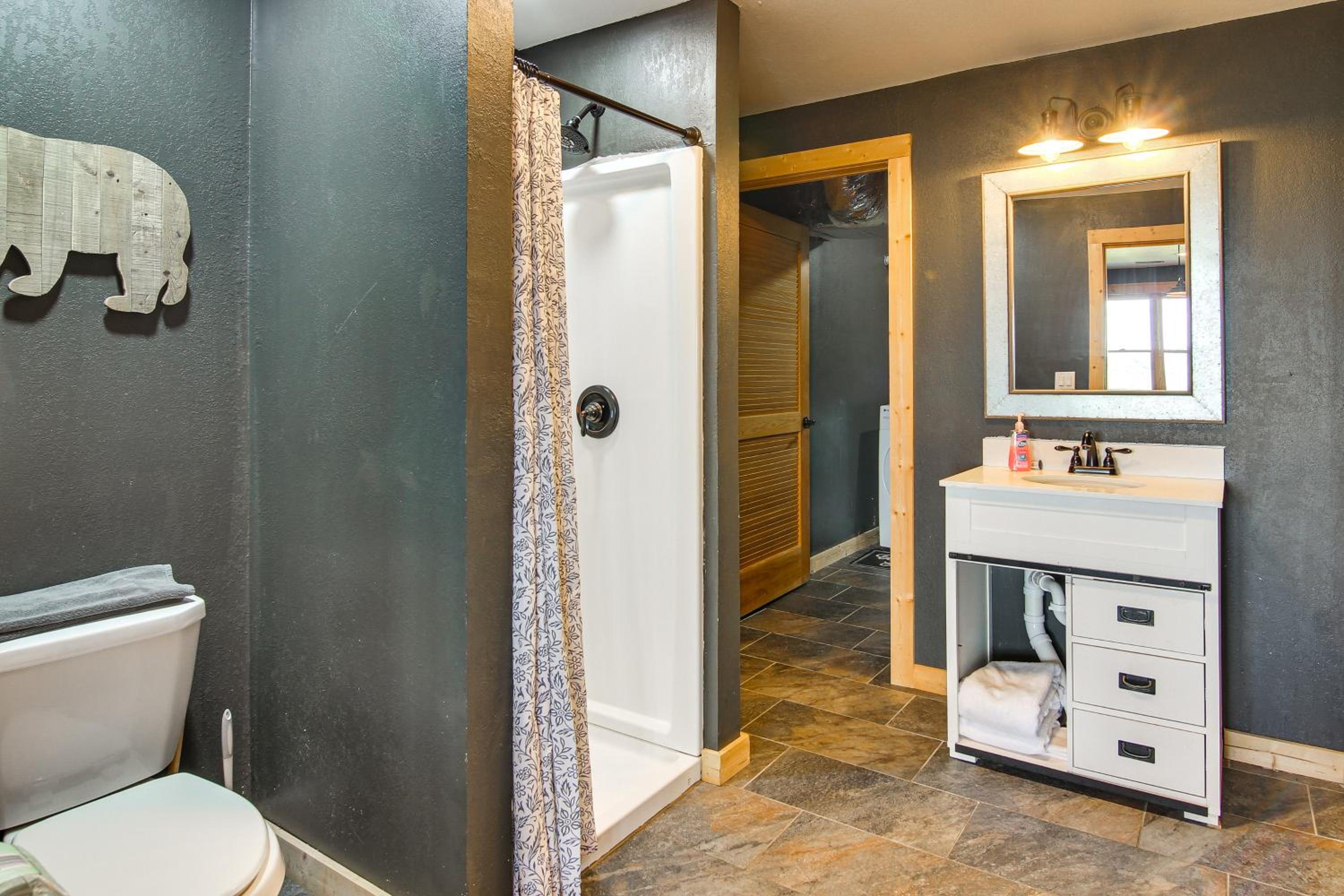 Ski and Hike Mars Hill Mountaintop Cabin with Views