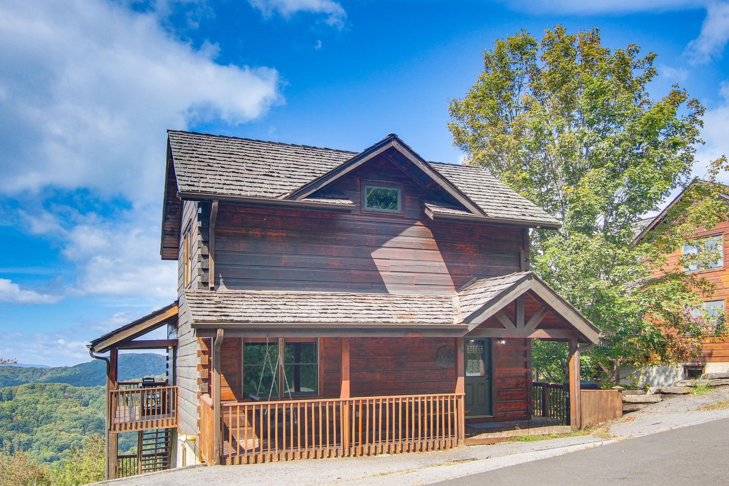 Ski and Hike Mars Hill Mountaintop Cabin with Views