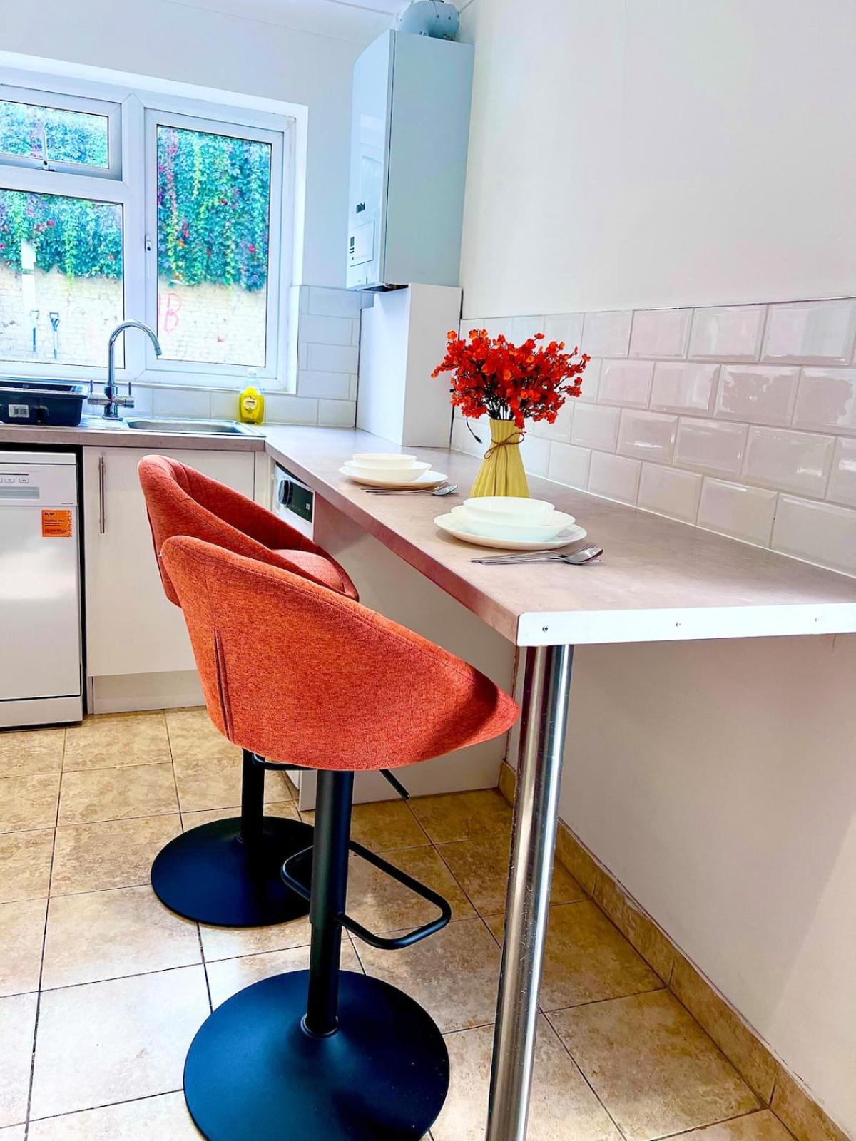 Spacious 4Bedroom - 10mins to London Bridge with Parking & Garden
