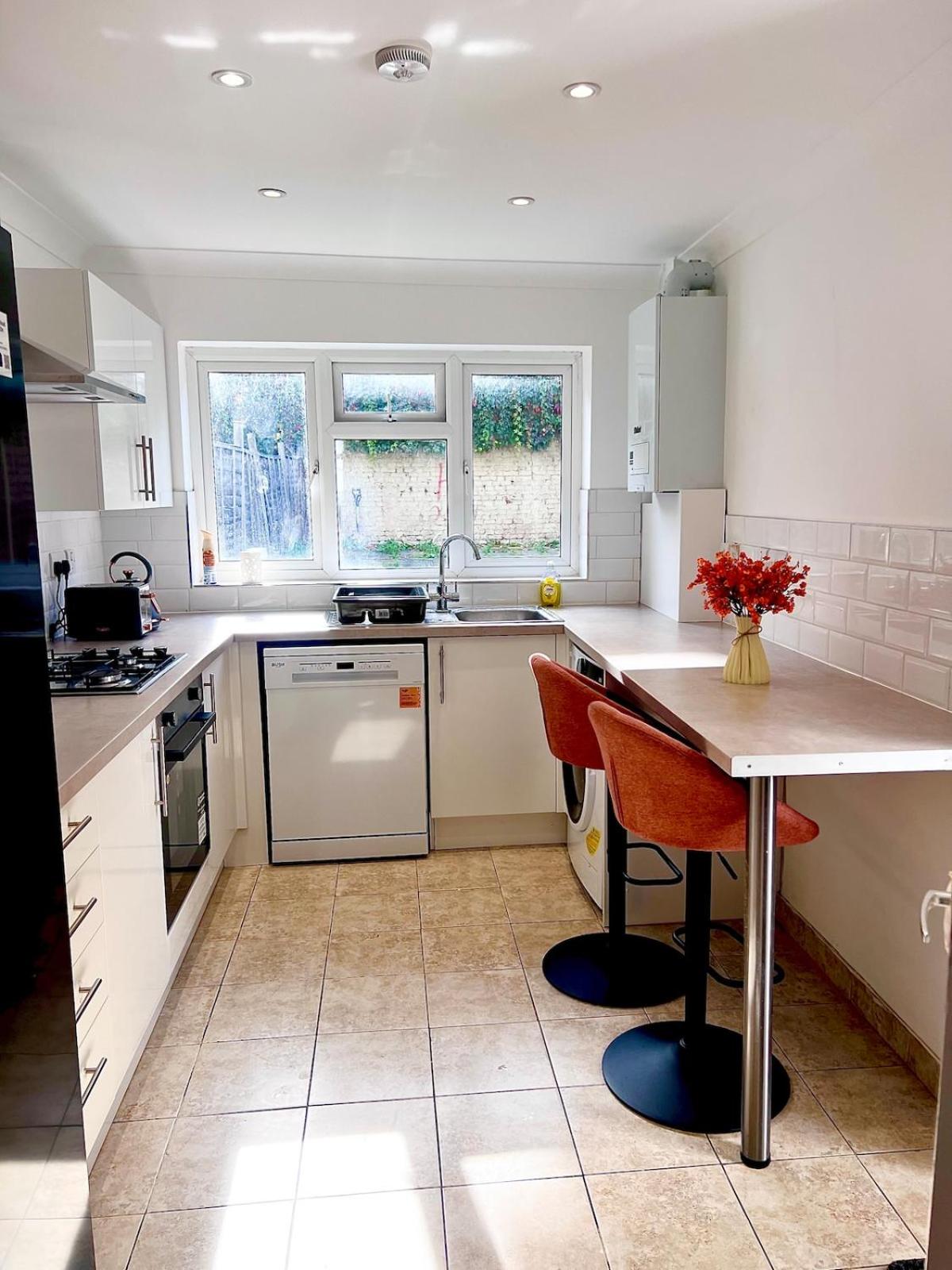 Spacious 4Bedroom - 10mins to London Bridge with Parking & Garden