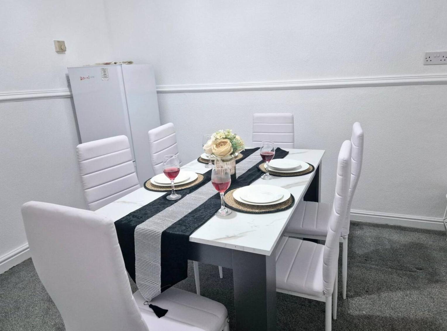 2-Bed - Sleeps 6 - Free Parking