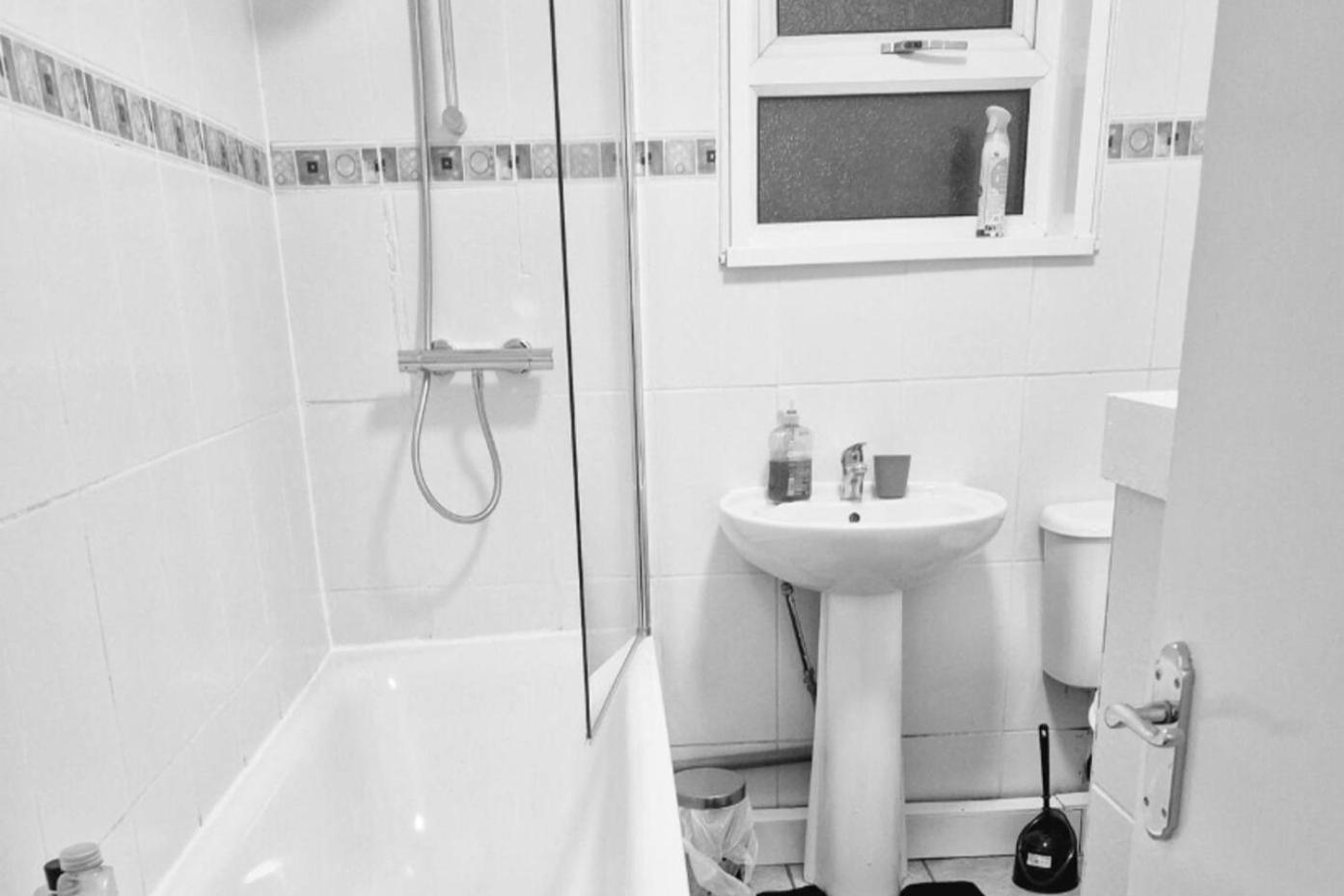 2-Bed - Sleeps 6 - Free Parking