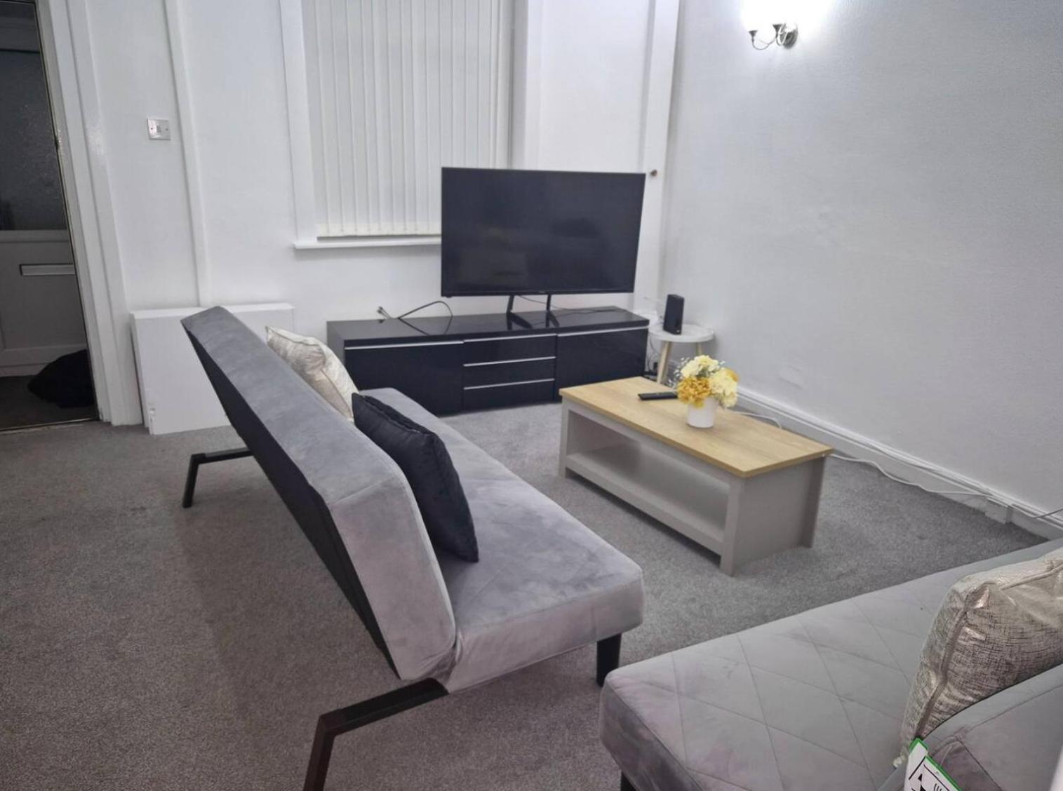 2-Bed - Sleeps 6 - Free Parking