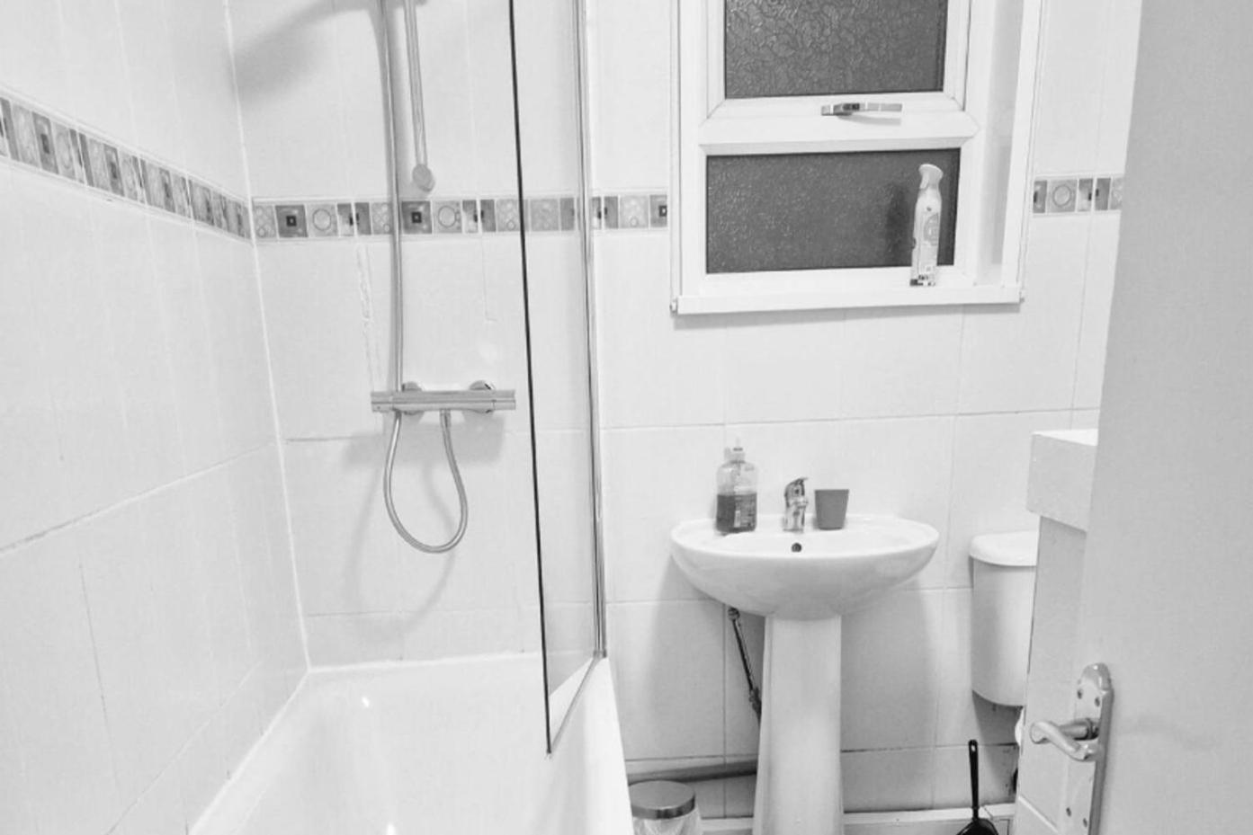 2-Bed - Sleeps 6 - Free Parking
