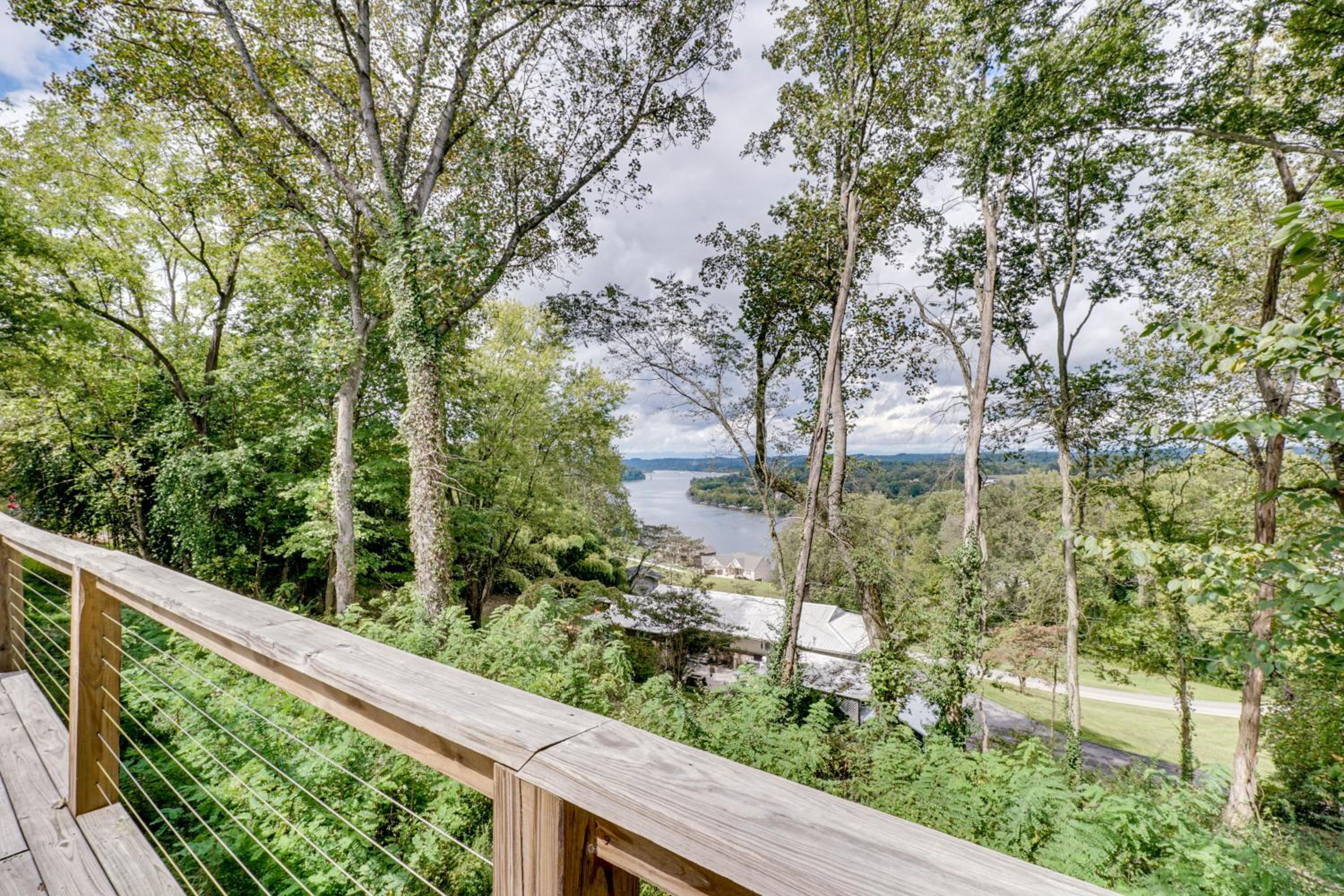 1 Mi to Dtwn Loudon Spacious River-View Home