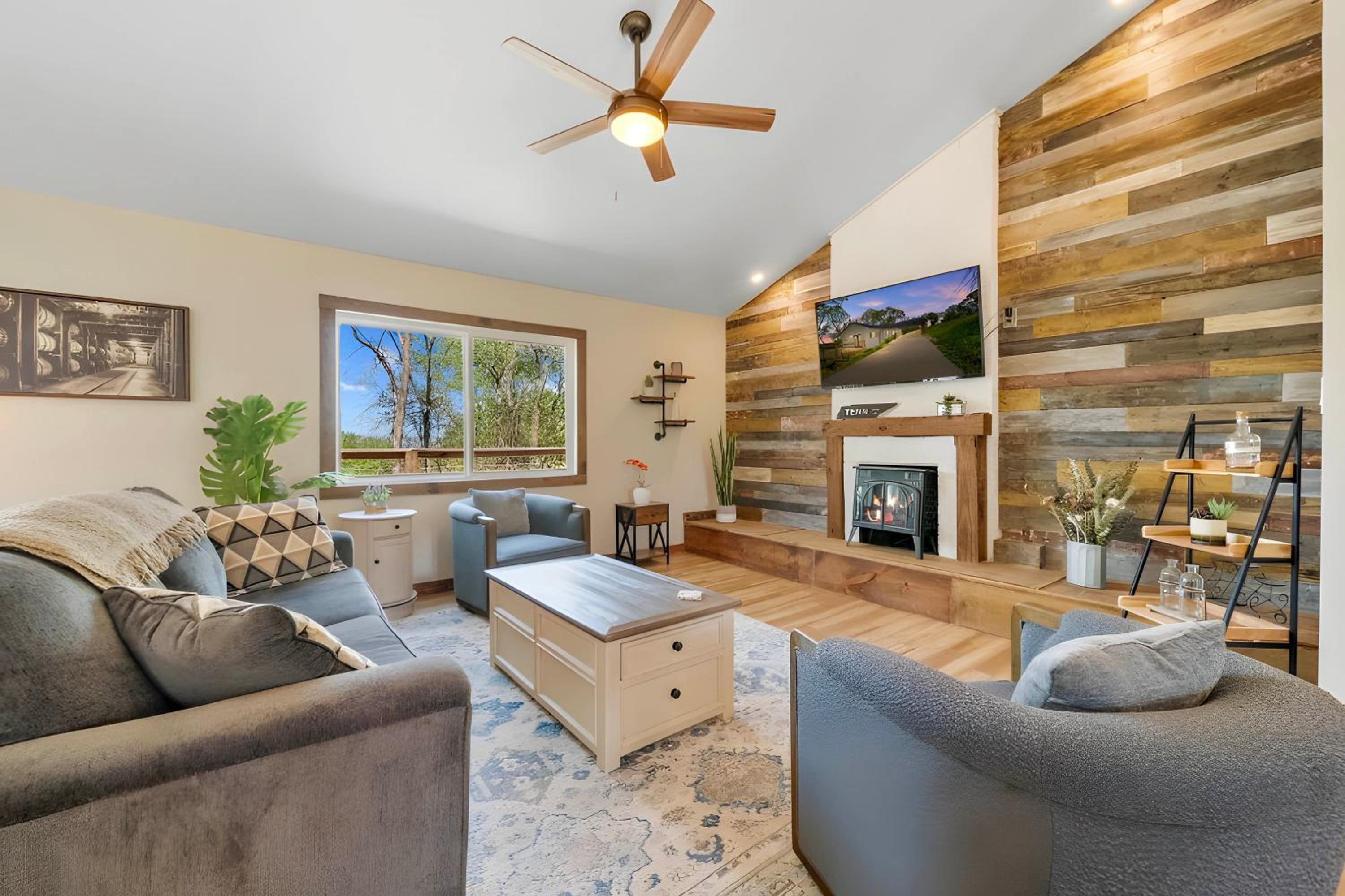 1 Mi to Dtwn Loudon Spacious River-View Home