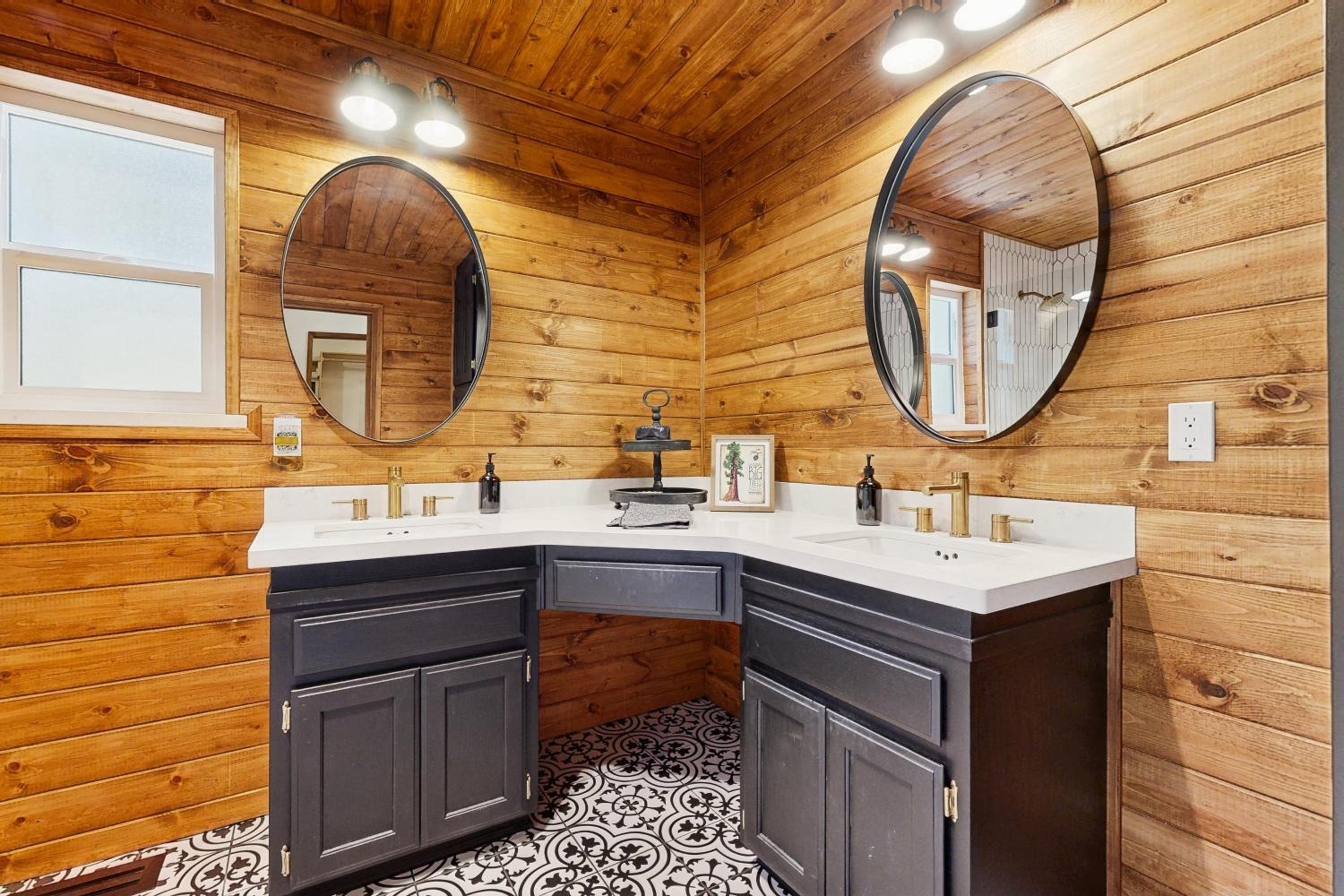Hot Tub, Game Room and Home Gym Serene Arnold Gem