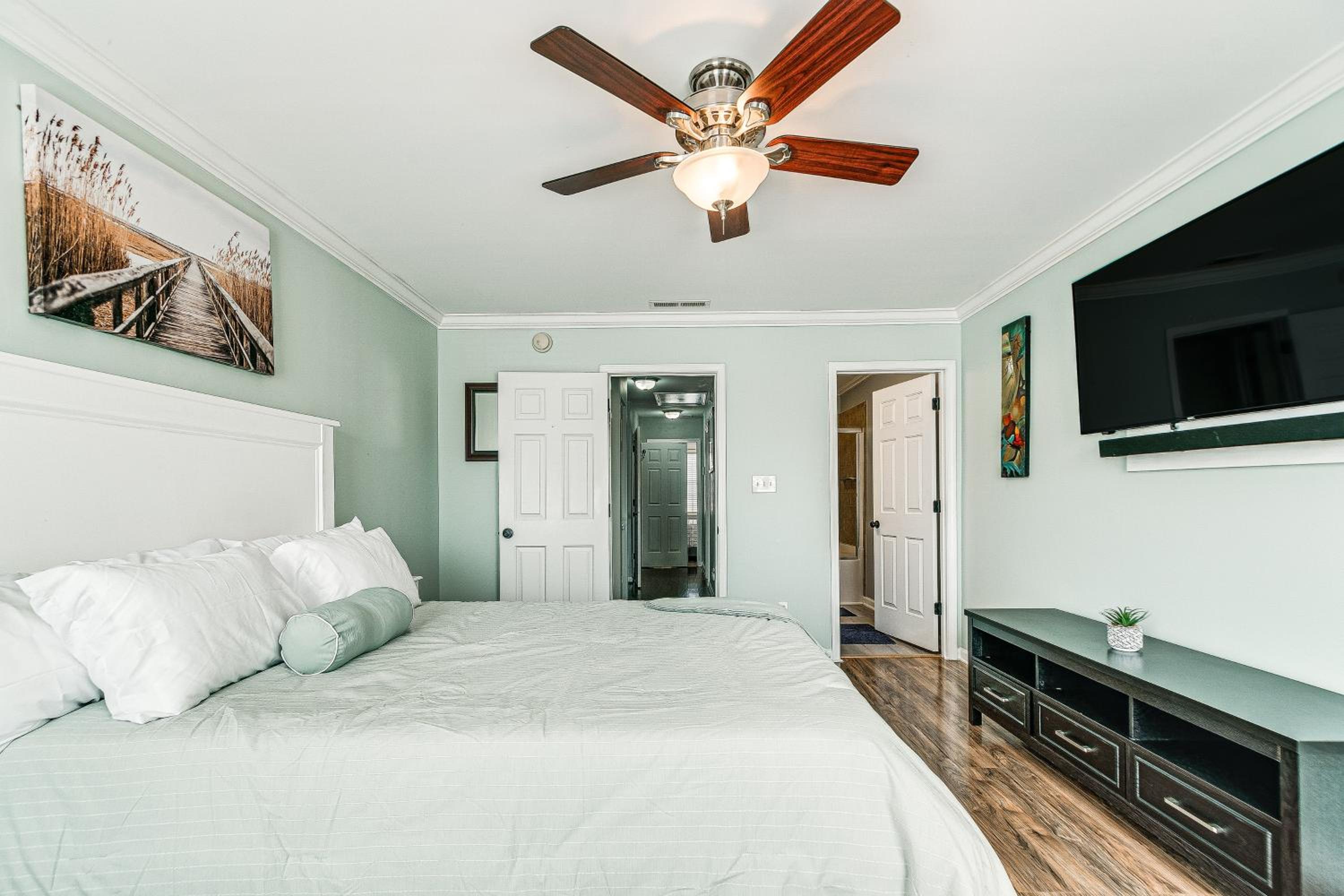Centrally Located Raleigh Townhome with Pool Access