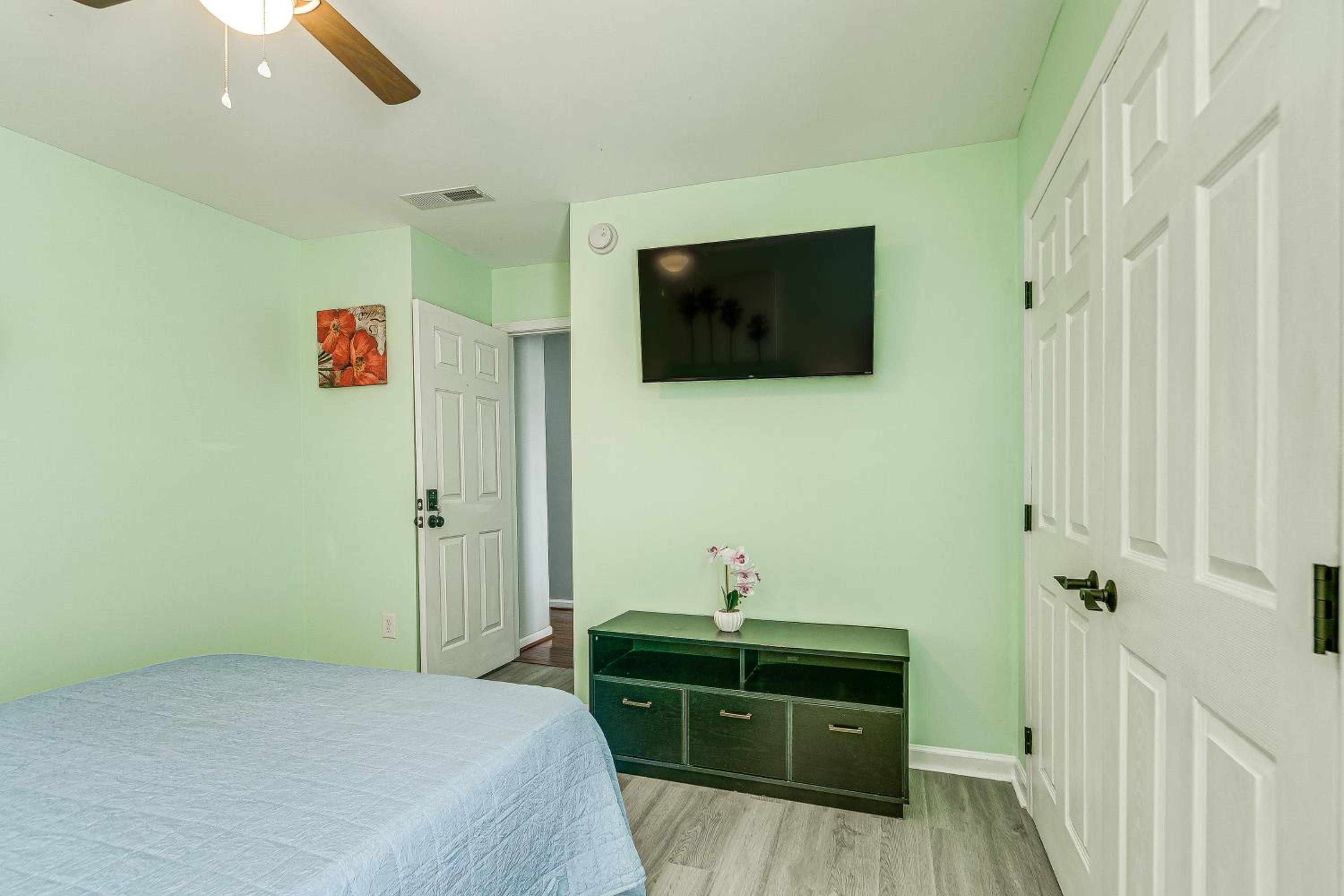 Centrally Located Raleigh Townhome with Pool Access