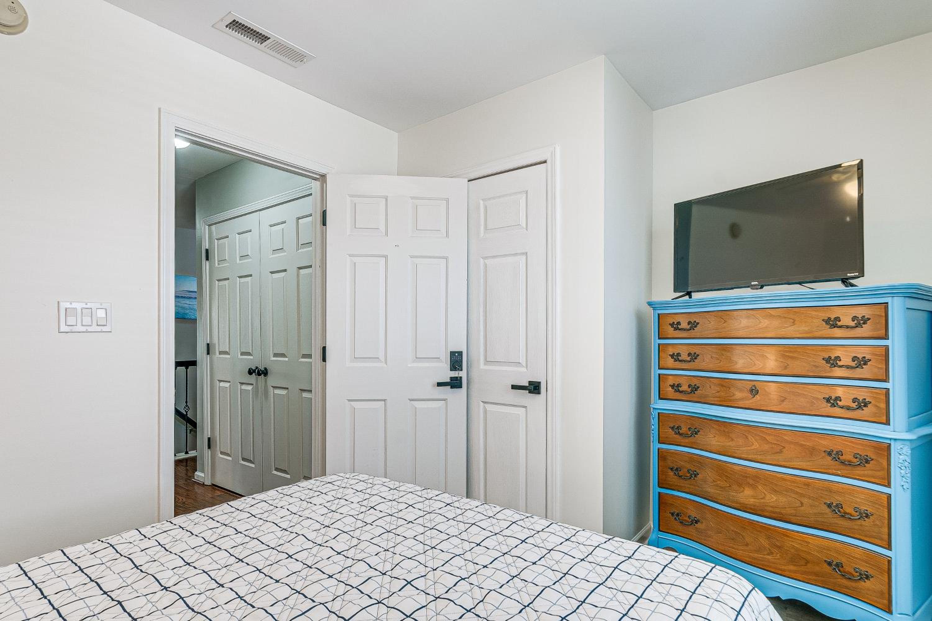 Centrally Located Raleigh Townhome with Pool Access