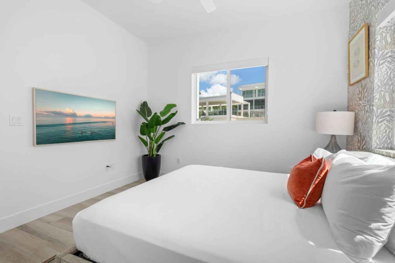 Oceanfront Sunset Patio w/ BBQ + Pool, Gym & Spa