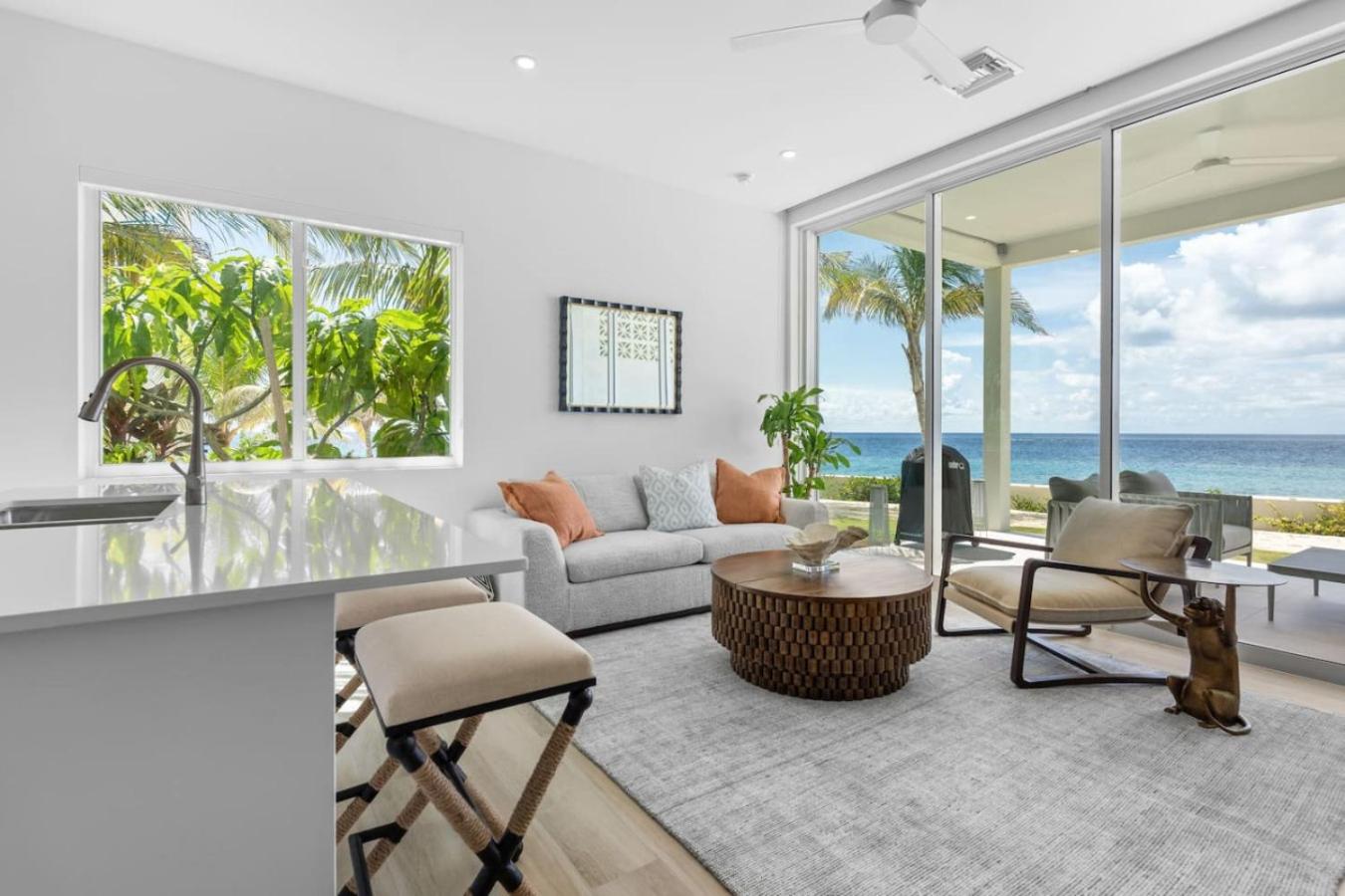 Oceanfront Sunset Patio w/ BBQ + Pool, Gym & Spa
