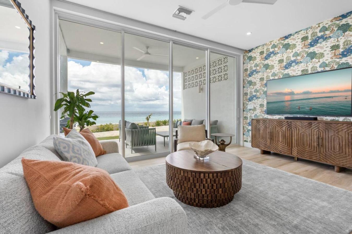 Oceanfront Sunset Patio w/ BBQ + Pool, Gym & Spa