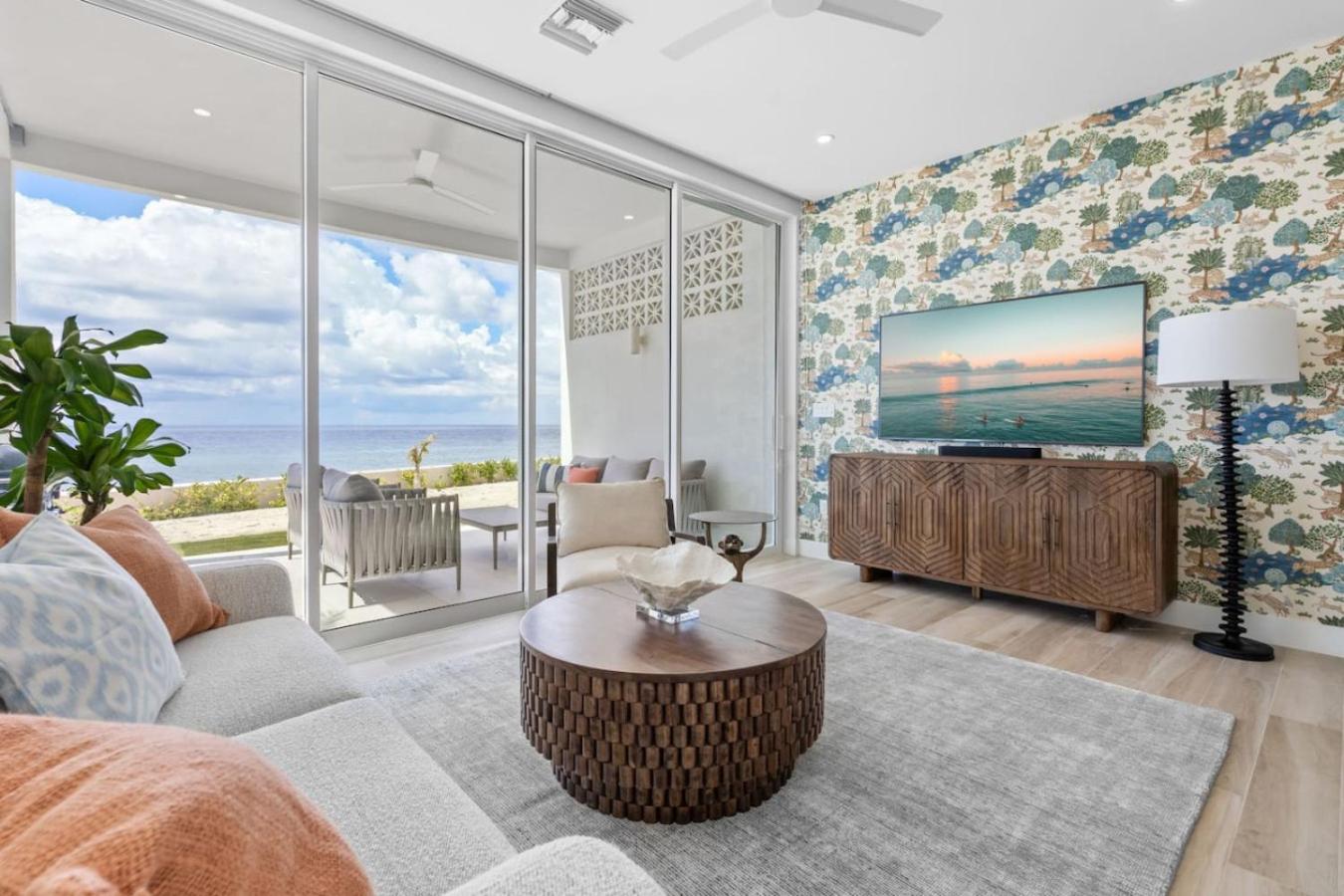 Oceanfront Sunset Patio w/ BBQ + Pool, Gym & Spa