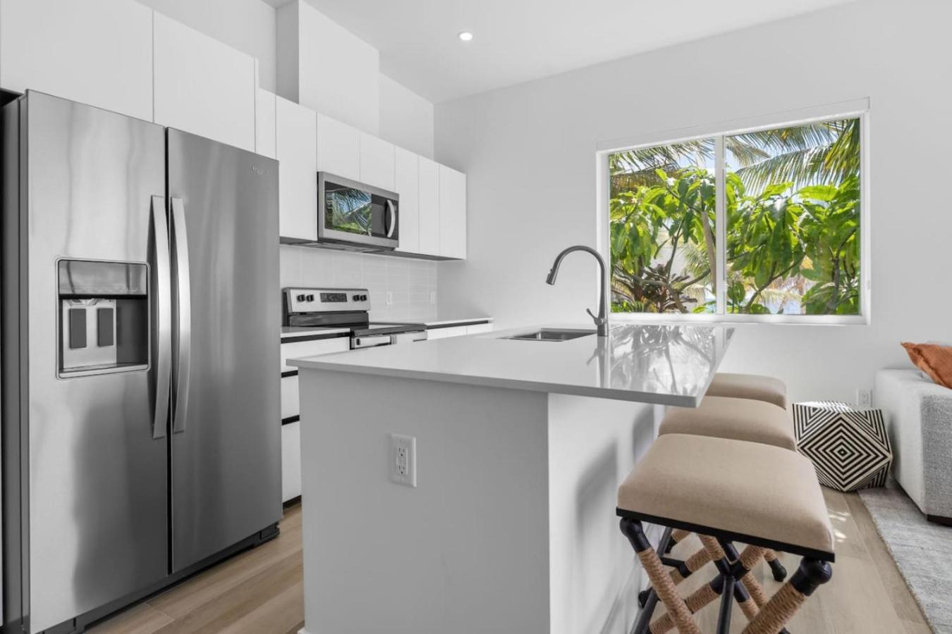 Oceanfront Sunset Patio w/ BBQ + Pool, Gym & Spa