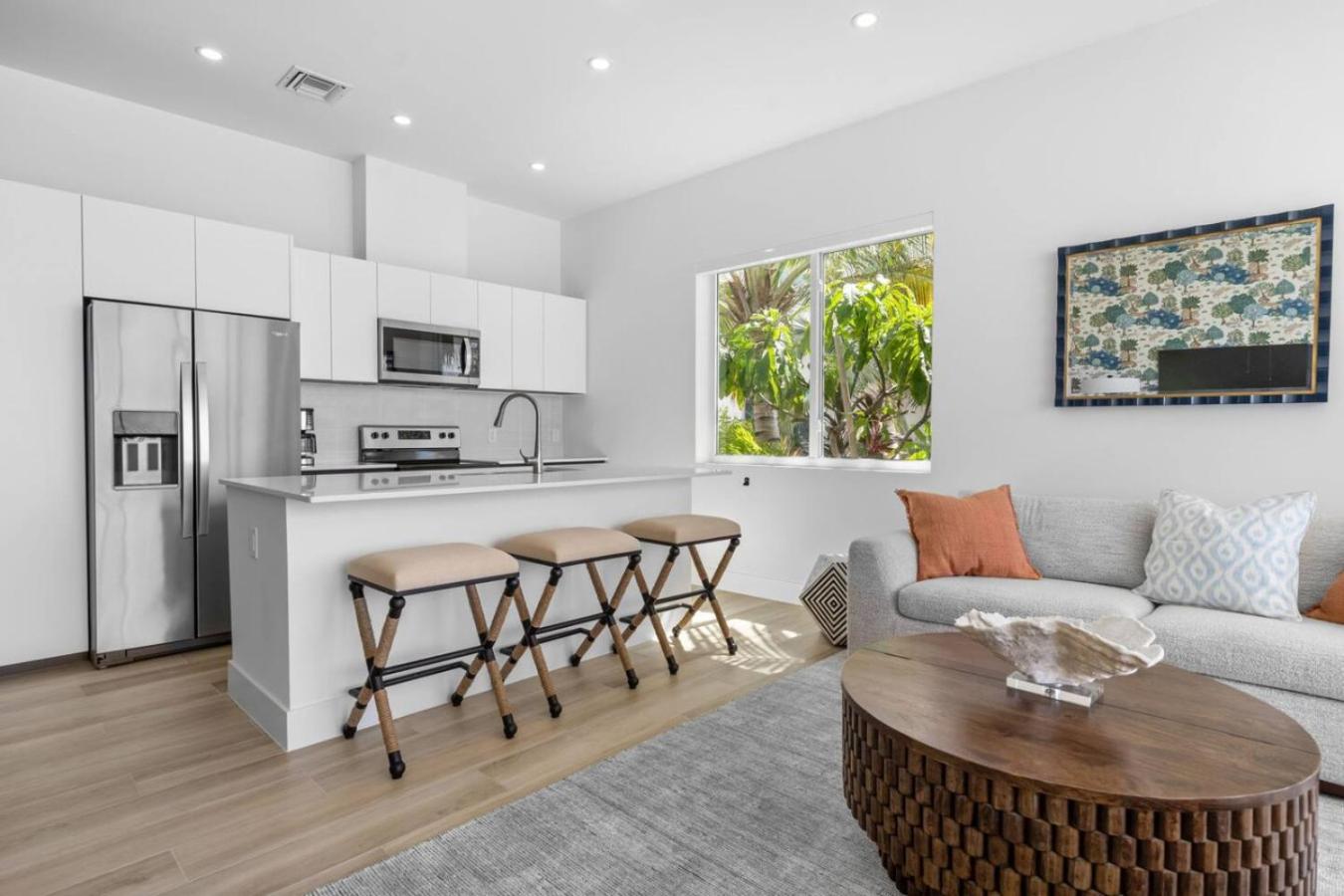 Oceanfront Sunset Patio w/ BBQ + Pool, Gym & Spa