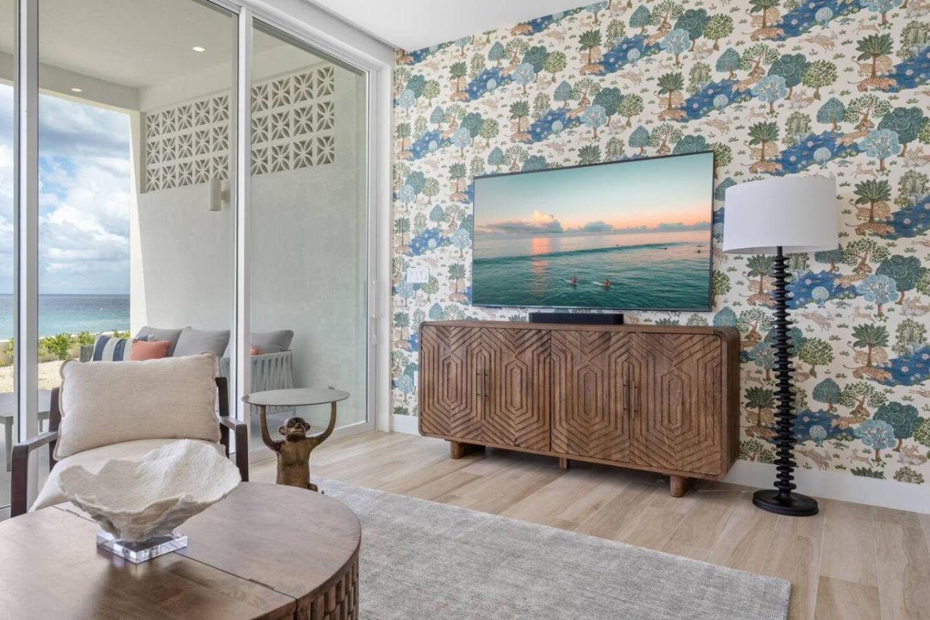 Oceanfront Sunset Patio w/ BBQ + Pool, Gym & Spa