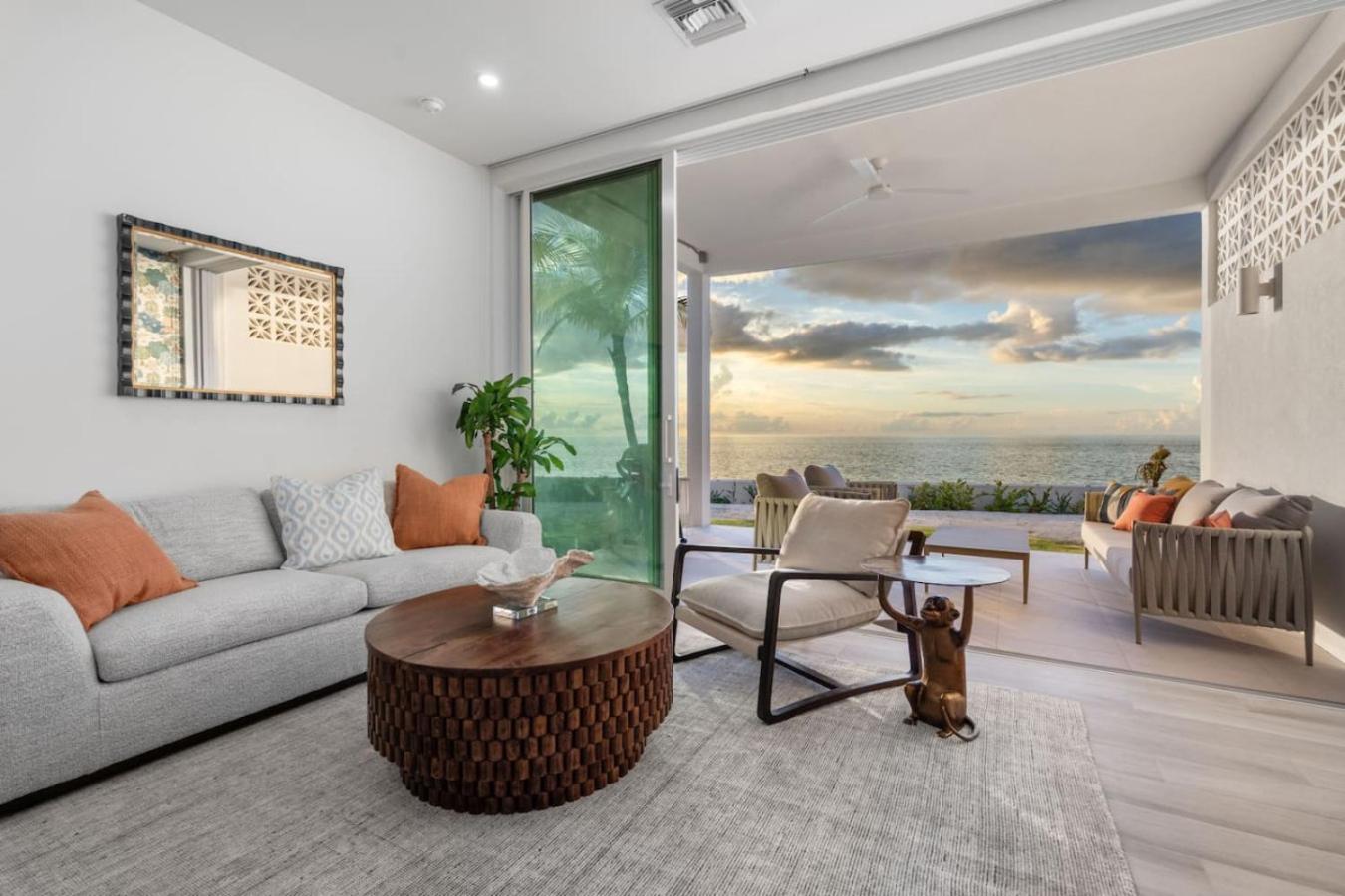 Oceanfront Sunset Patio w/ BBQ + Pool, Gym & Spa