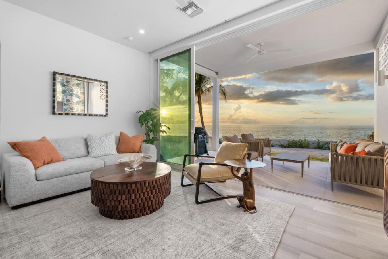Oceanfront Sunset Patio w/ BBQ + Pool, Gym & Spa