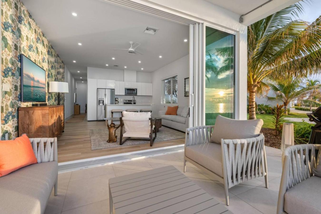 Oceanfront Sunset Patio w/ BBQ + Pool, Gym & Spa