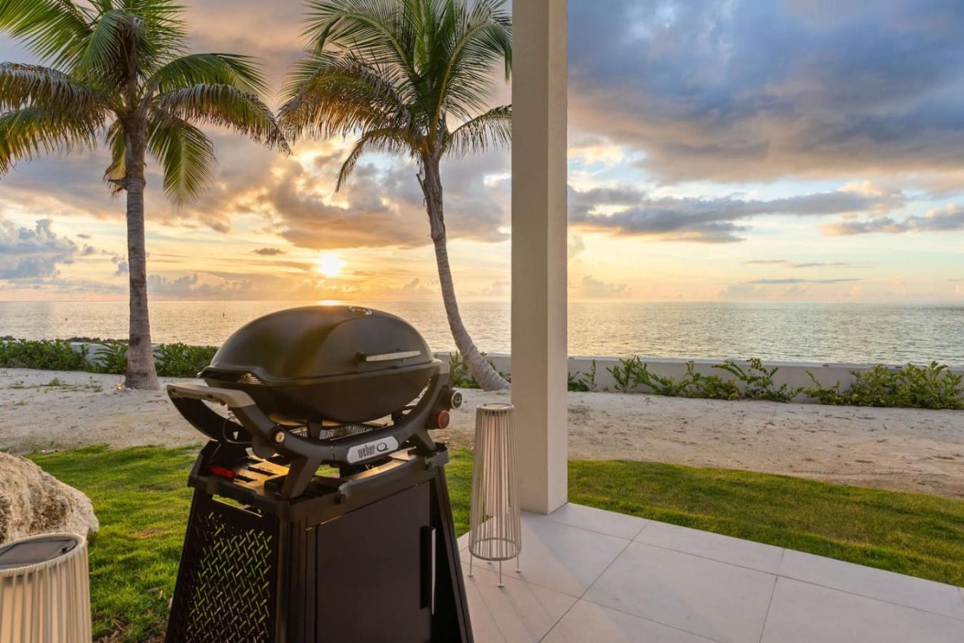 Oceanfront Sunset Patio w/ BBQ + Pool, Gym & Spa